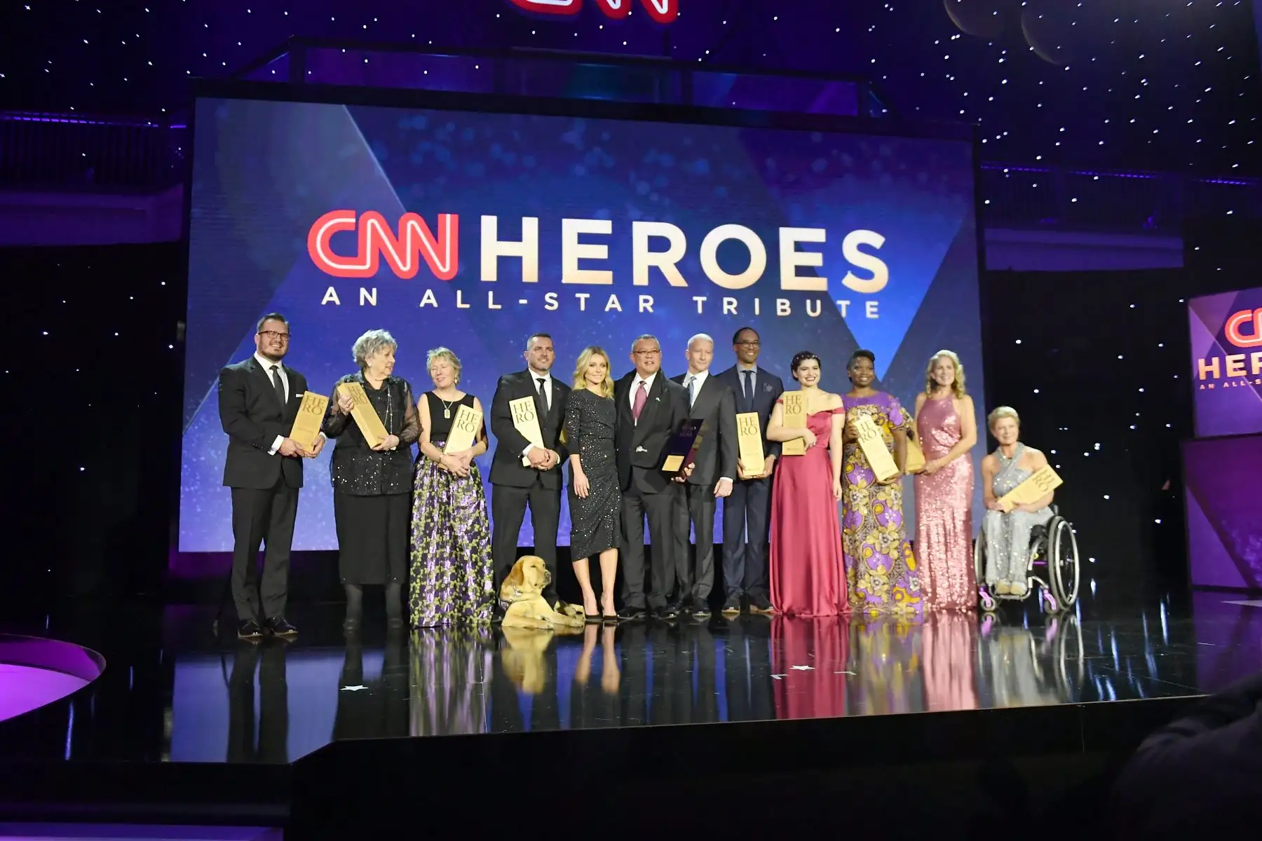 NUEVA YORK, NY - 9 DE DICIEMBRE: (LR) 2018 Top 10 héroes de CNN Luke Mickelson, Florence Phillips, Ellen Stackable, Chris Stout, héroe del año Dr. Ricardo Pun-Chong, Dr. Rob Gore, Maria Rose Belding, Abisoye Ajayi -Akinfolarin, Susan Munsey y Amanda Boxtel posan en el escenario junto a Kelly Ripa y Anderson Cooper durante la 12ma edición anual de CNN Heroes: Un tributo de estrellas en el Museo Americano de Historia Natural el 9 de diciembre de 2018 en la ciudad de Nueva York. AFP