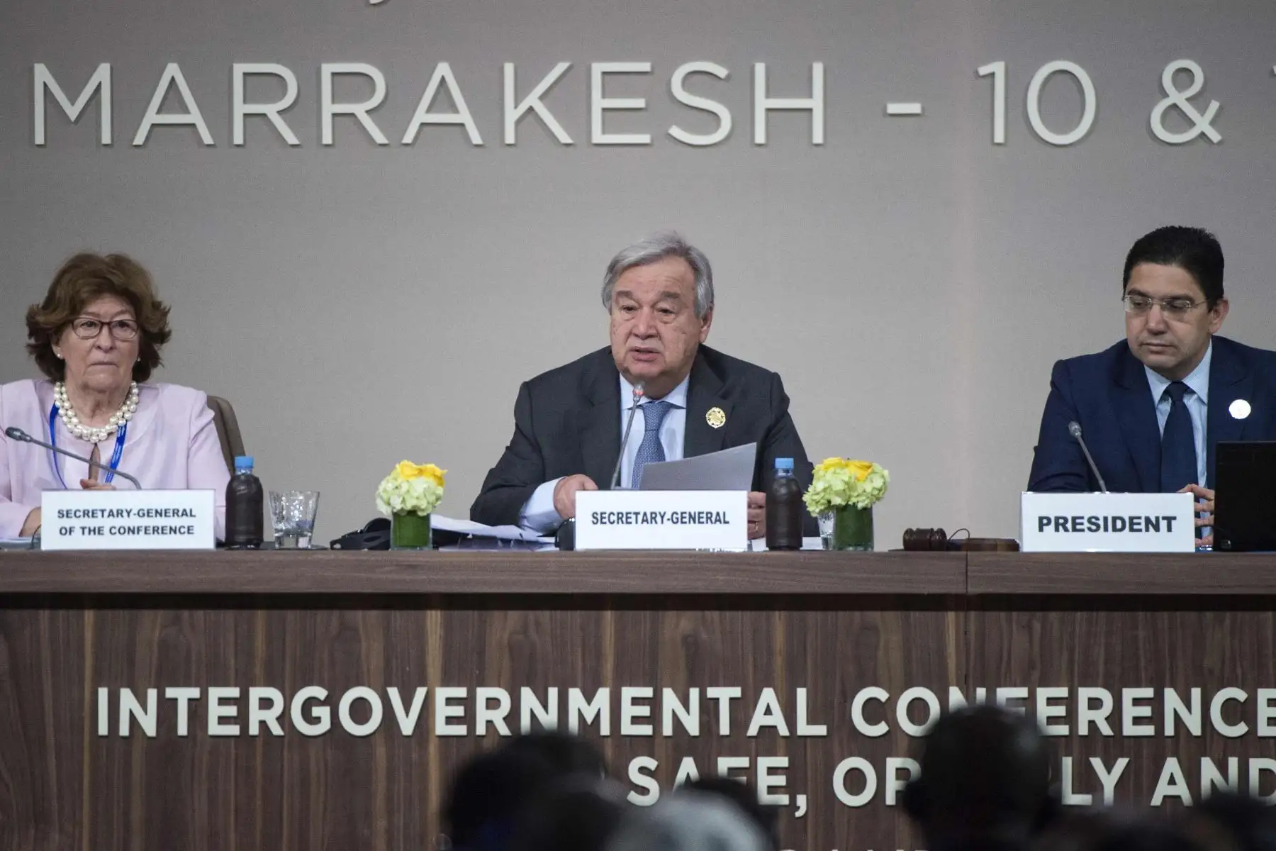 El Secretario General de las Naciones Unidas, Antonio Guterres habla como Ministro de Asuntos Exteriores y Cooperación Internacional de Marruecos, Nasser Bourita y Louise Arbour Foto: AFP