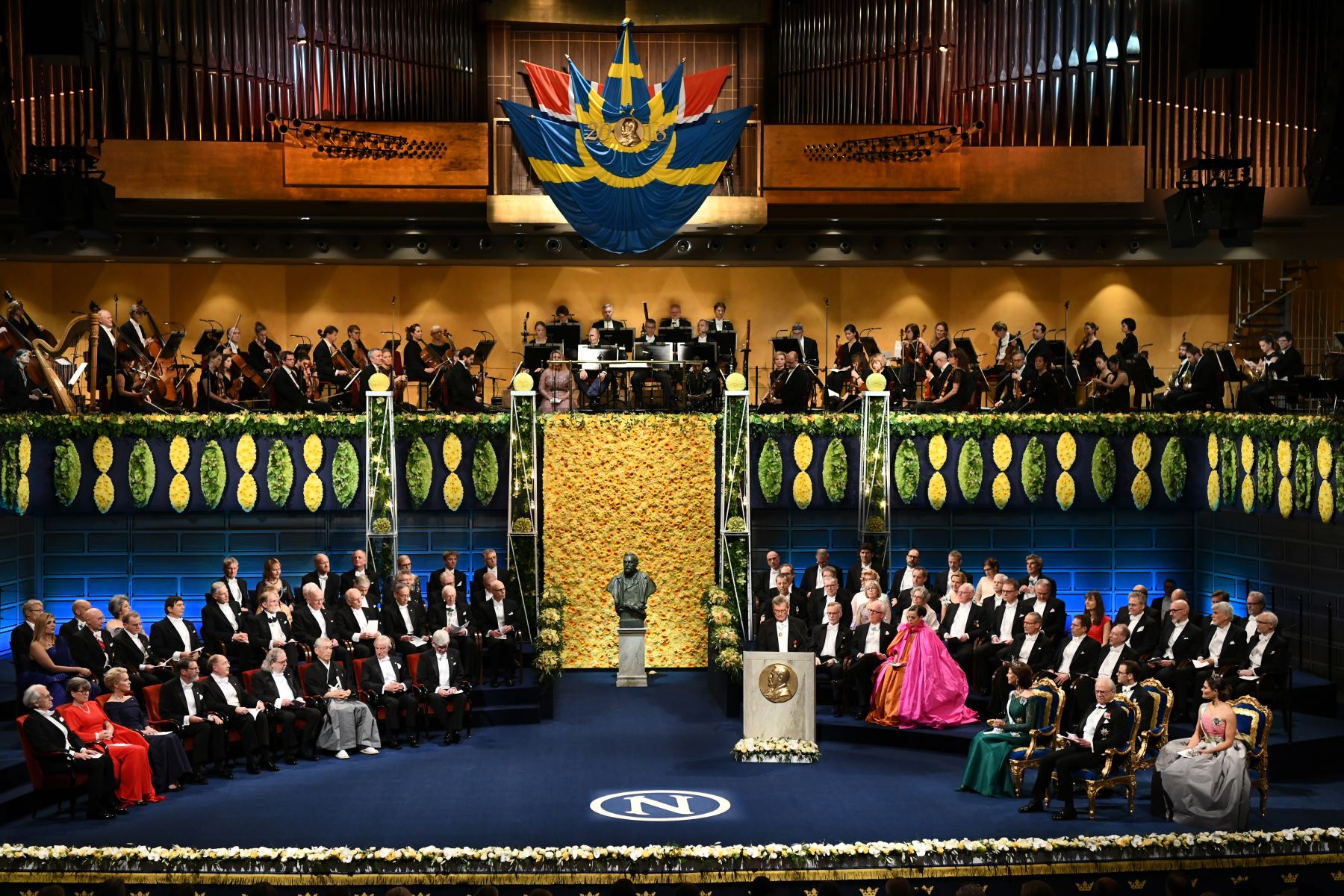 Los laureados (L) del Premio Nobel 2018 en todas las categorías, la familia real de Suecia (R-bottom) y los miembros del Comité Nobel (R-top) participan en la ceremonia de entrega del Premio Nobel 2018 el 10 de diciembre de 2018 en el concierto. Hall en Estocolmo, Suecia. AFP