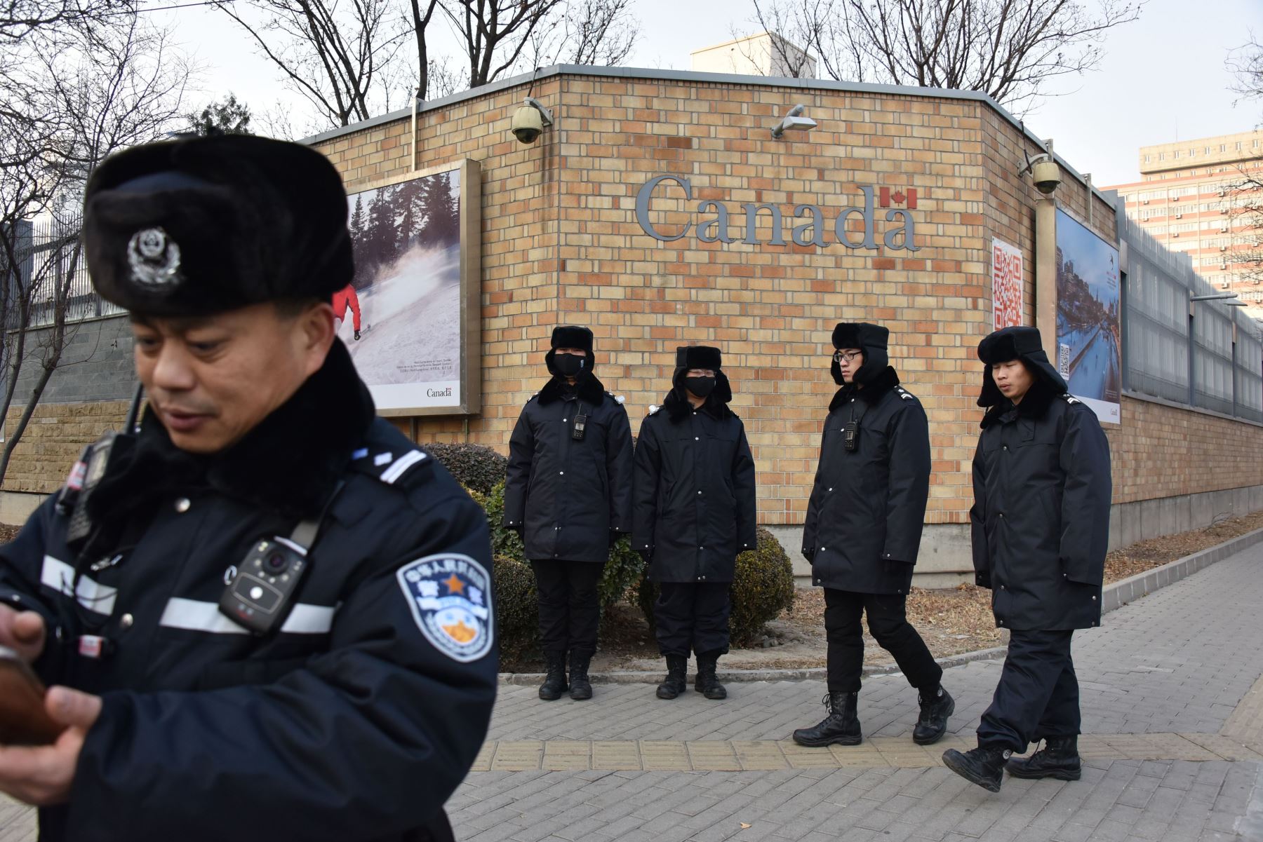 Agentes de la policía china patrullan frente a la embajada canadiense en Beijing Foto: AFP