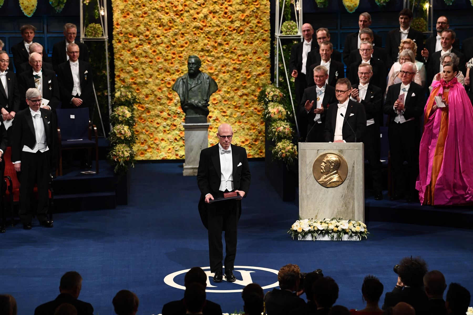 Michael Ashkin, hijo del laureado en física de 96 años Arthur Ashkin posa con el Premio Nobel durante la ceremonia de entrega de premios 2018 el 10 de diciembre de 2018 en el Concert Hall de Estocolmo, Suecia.  AFP