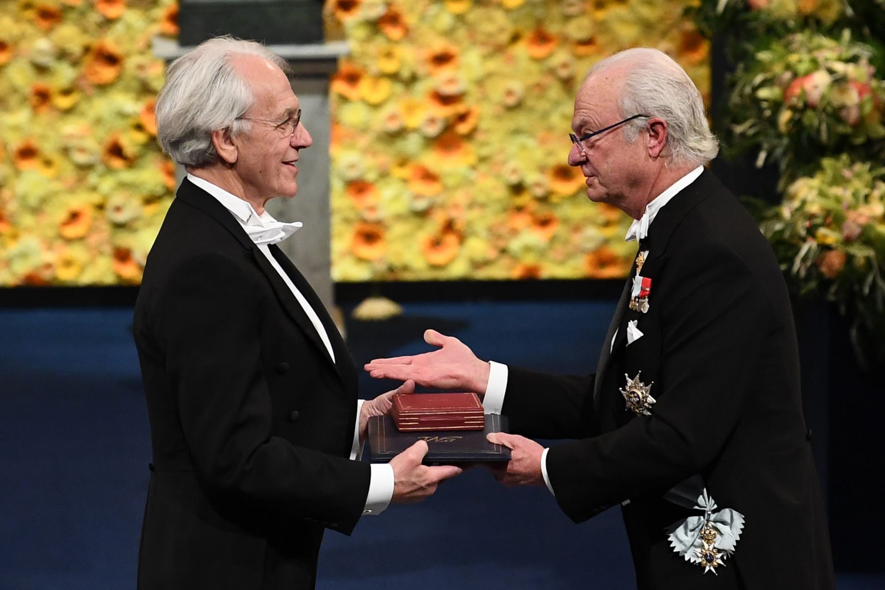 Co-ganador del Premio Nobel de Física 2018 El físico francés Gerard Mourou recibe su Premio Nobel del Rey Carl XVI Gustaf de Suecia (R) durante la ceremonia de entrega de Premios 2018 el 10 de diciembre de 2018 en la Sala de Conciertos de Estocolmo, Suecia. AFP