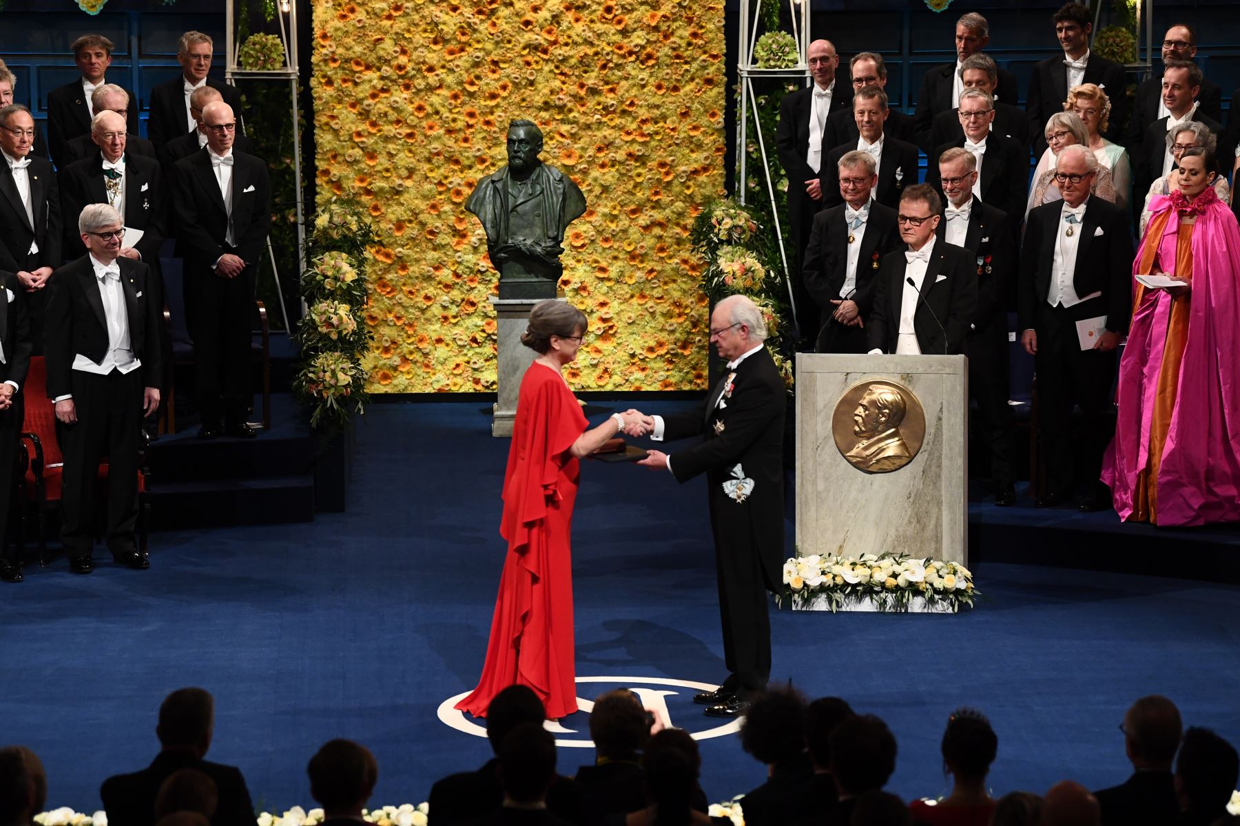 Co-galardonada con el Premio Nobel de Física en Física 2018, la física canadiense Donna Strickland recibe su Premio Nobel del Rey Carl XVI Gustaf de Suecia (R) durante la ceremonia de entrega de Premios 2018 el 10 de diciembre de 2018 en la Sala de Conciertos de Estocolmo, Suecia. AFP
