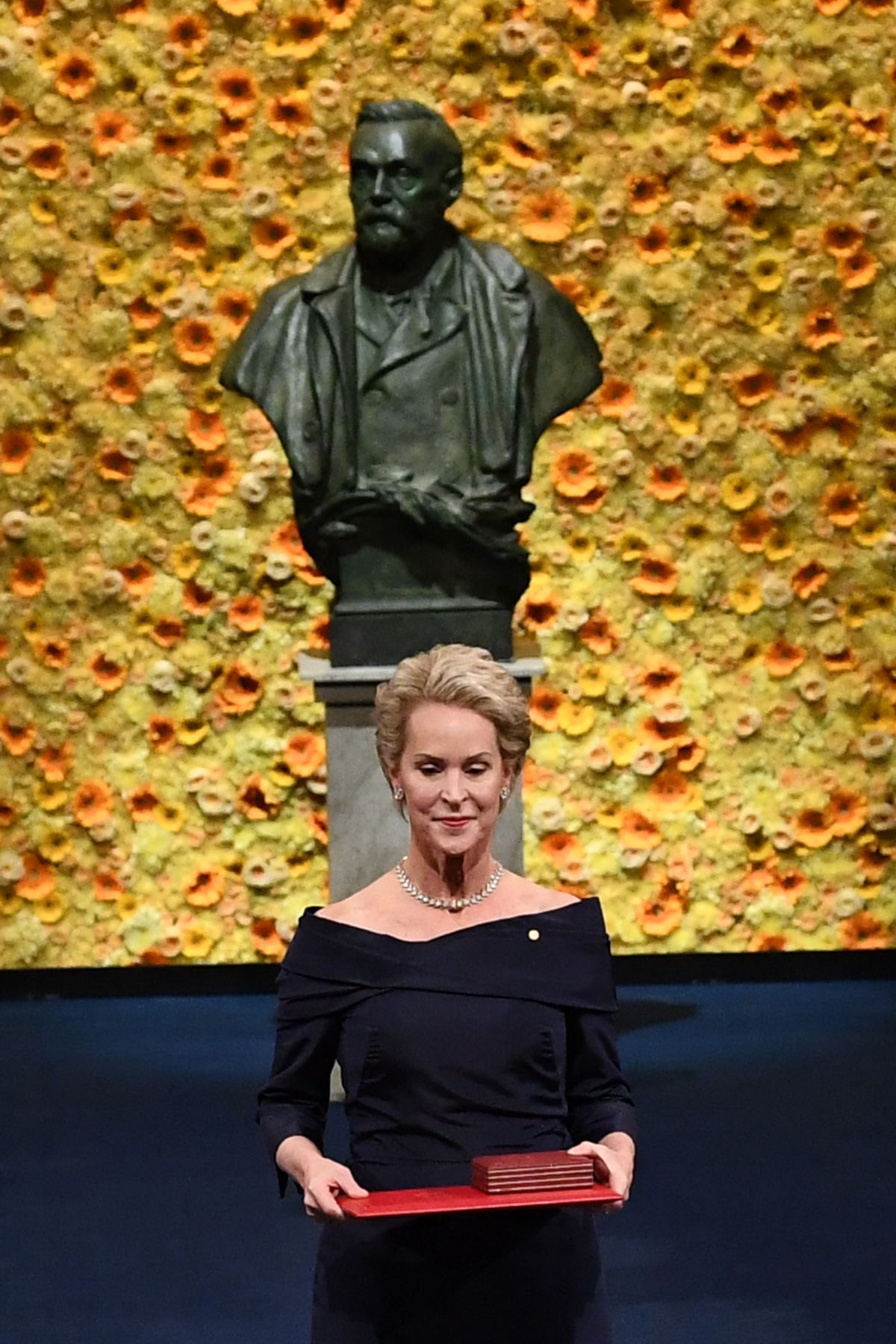 Co-galardonado con el Premio Nobel de Química de 2018, el ingeniero químico estadounidense Frances Arnold, posa con su Premio Nobel durante la ceremonia de entrega de premios de 2018 el 10 de diciembre de 2018 en la Sala de Conciertos de Estocolmo, Suecia.AFP