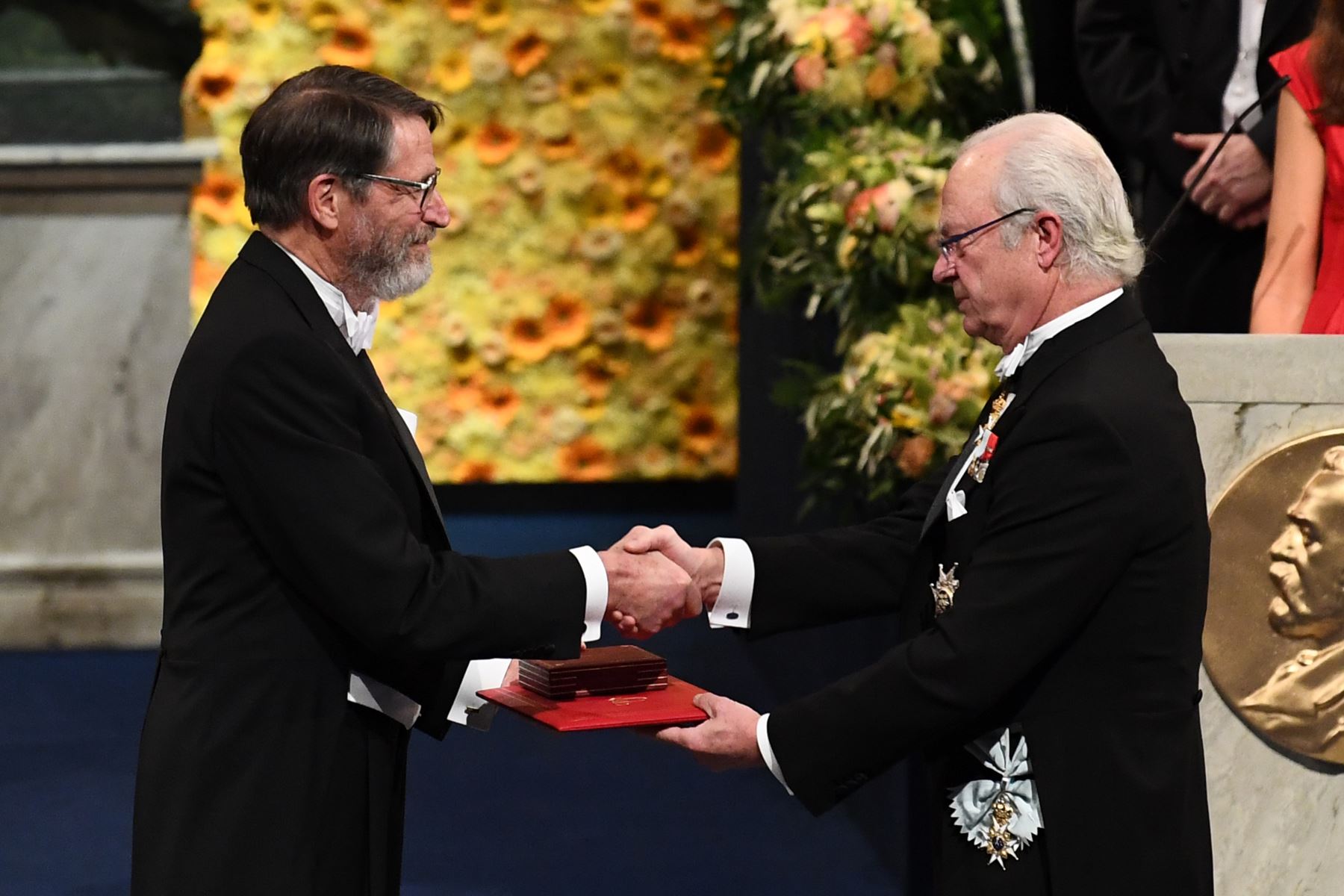 Biólogo y co-laureado estadounidense del Premio Nobel de Química 2018 George Smith recibió su Premio Nobel del Rey Carl XVI Gustaf de Suecia (R) durante la ceremonia de entrega de premios 2018 el 10 de diciembre de 2018 en la Sala de Conciertos de Estocolmo, Suecia. AFP