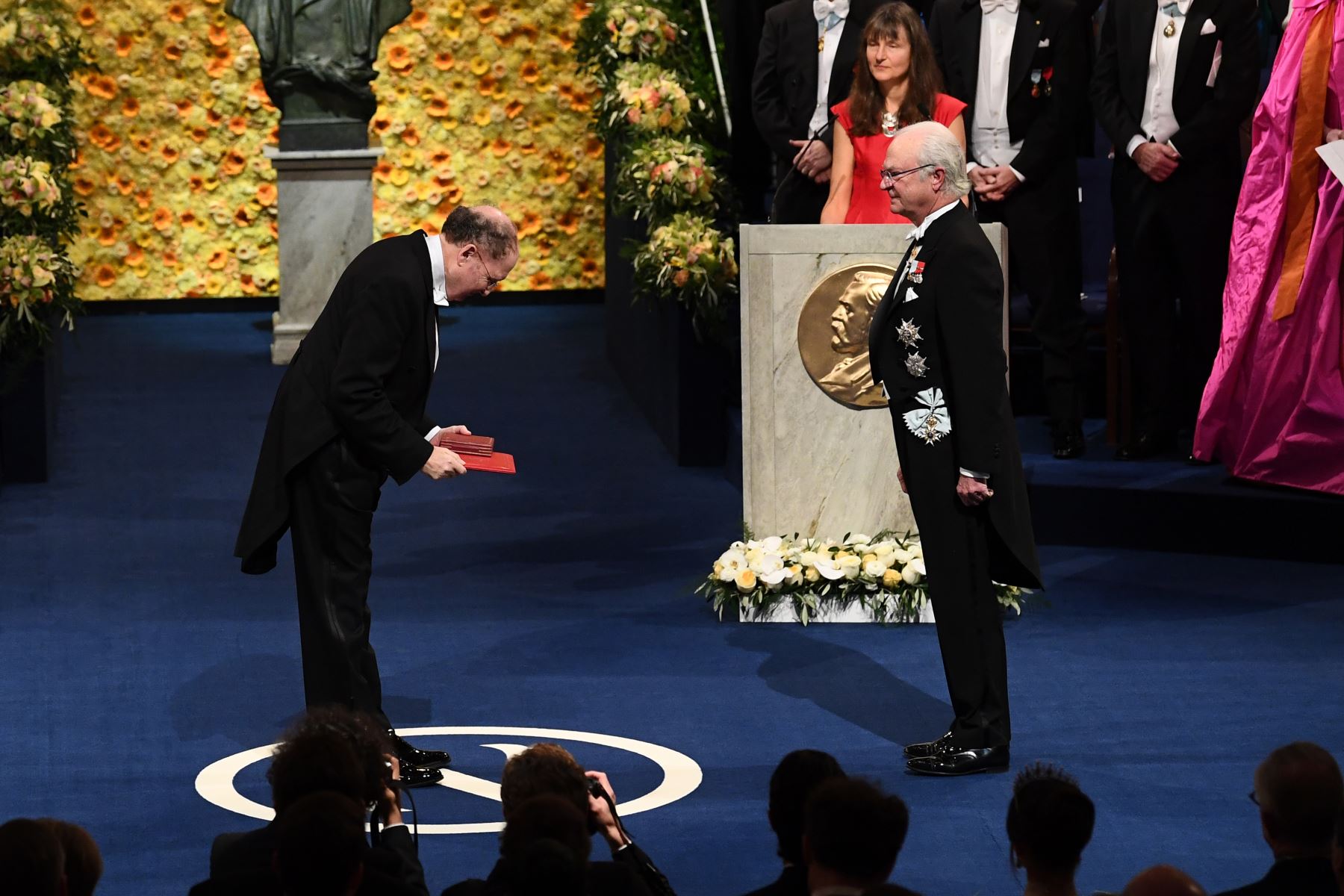 El bioquímico británico y co-laureado del Premio Nobel de Química 2018 Gregory Winter recibe su Premio Nobel del Rey Carl XVI Gustaf de Suecia (R) durante la ceremonia de entrega de premios 2018 el 10 de diciembre de 2018 en la Sala de Conciertos de Estocolmo, Suecia. AFP