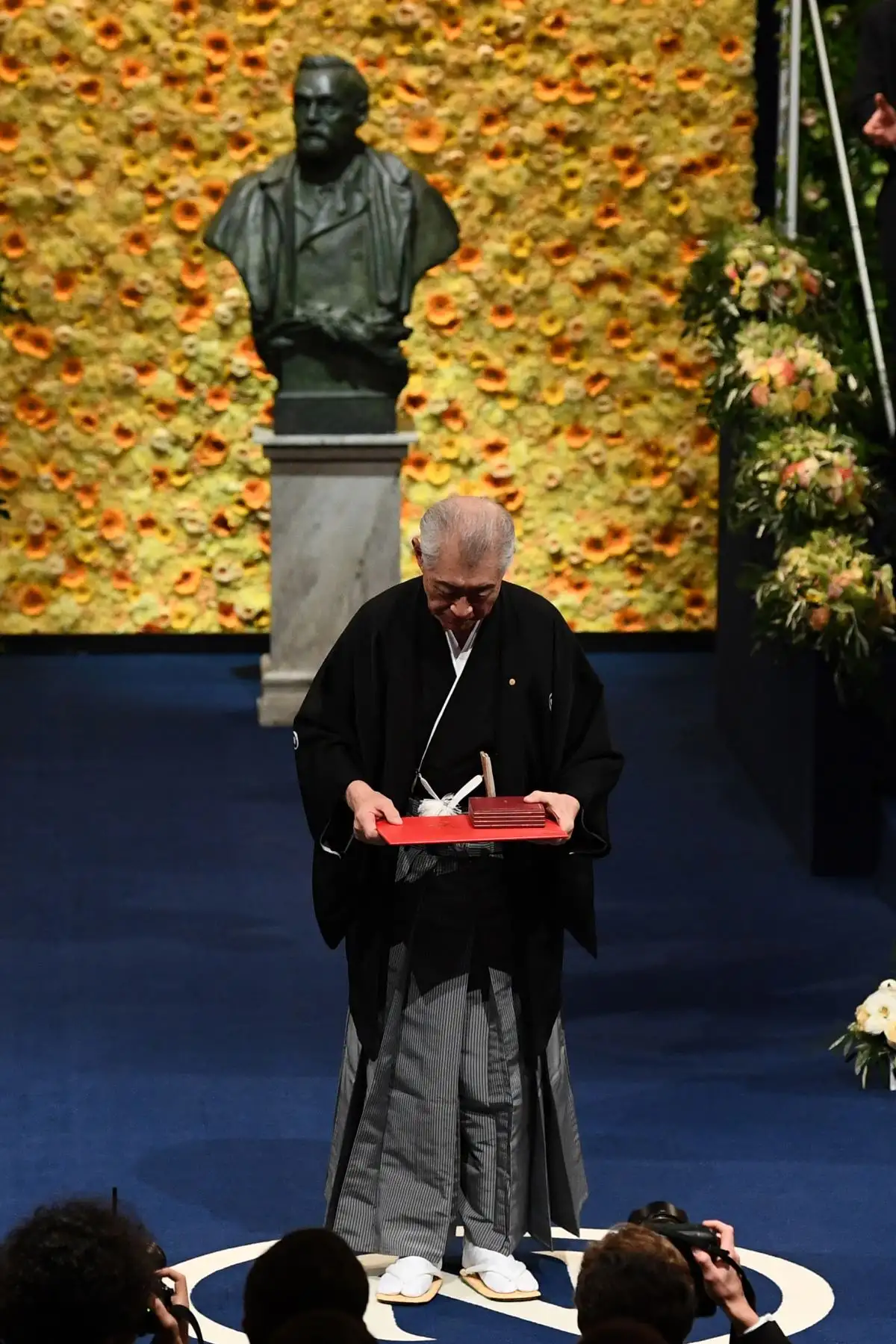 El inmunólogo y co-laureado japonés del Premio Nobel de Fisiología o Medicina de 2018, Tasuku Honjo, recibió su Premio Nobel del Rey Carl XVI Gustaf de Suecia (R) durante la ceremonia de entrega de premios de 2018 el 10 de diciembre de 2018 en la Sala de Conciertos de Estocolmo, Suecia. AFP