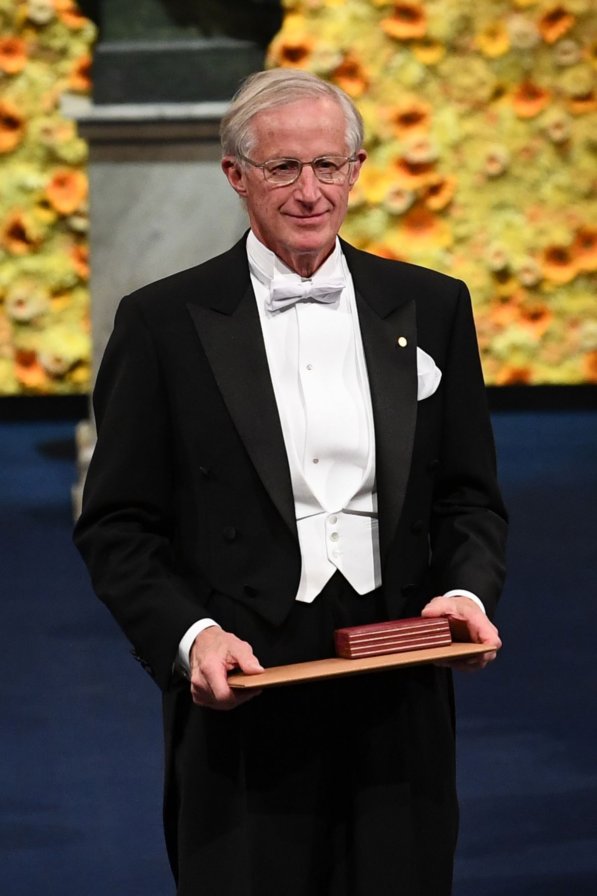 El economista estadounidense y co-laureado del Premio Nobel de Ciencias Económicas 2018 William Nordhaus posa con su Premio Nobel durante la ceremonia de entrega de premios 2018 el 10 de diciembre de 2018 en la Sala de Conciertos de Estocolmo, Suecia.
AFP