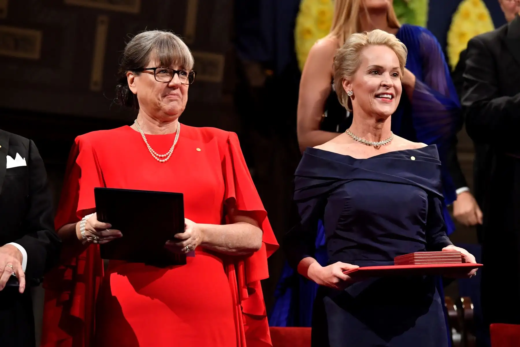 Co-galardonado con el Premio Nobel de Física en 2018, la física francesa, Donna Strickland (L) y Co-laureada con el Premio Nobel de Química en 2018, la ingeniera química estadounidense Frances Arnold celebró sus Premios Nobel durante la ceremonia de entrega de premios 2018 el 10 de diciembre de 2018. en la sala de conciertos en Estocolmo, Suecia. AFP