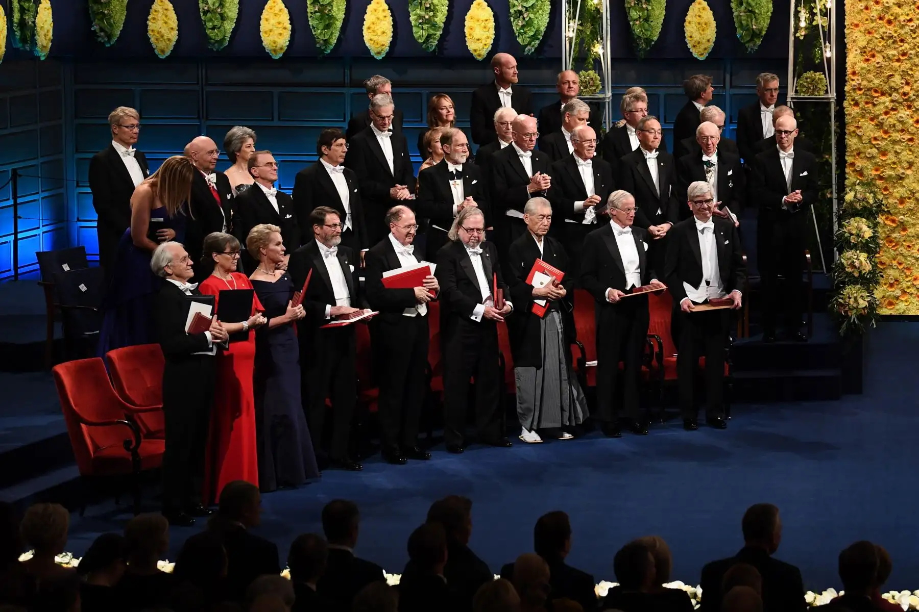 Laureados del Premio Nobel 2018 en todas las categorías, (primera fila LtoR) Gerard Mourou y Donna Strickland, Frances H. Arnold, George P. Smith, Gregory P. Winter, James P. Allison, Tasuku Honjo, William D. Nordhaus y Paul M. Romer posa con sus premios al final de la ceremonia de entrega del Premio Nobel 2018 el 10 de diciembre de 2018 en el Concert Hall de Estocolmo, Suecia. AFP