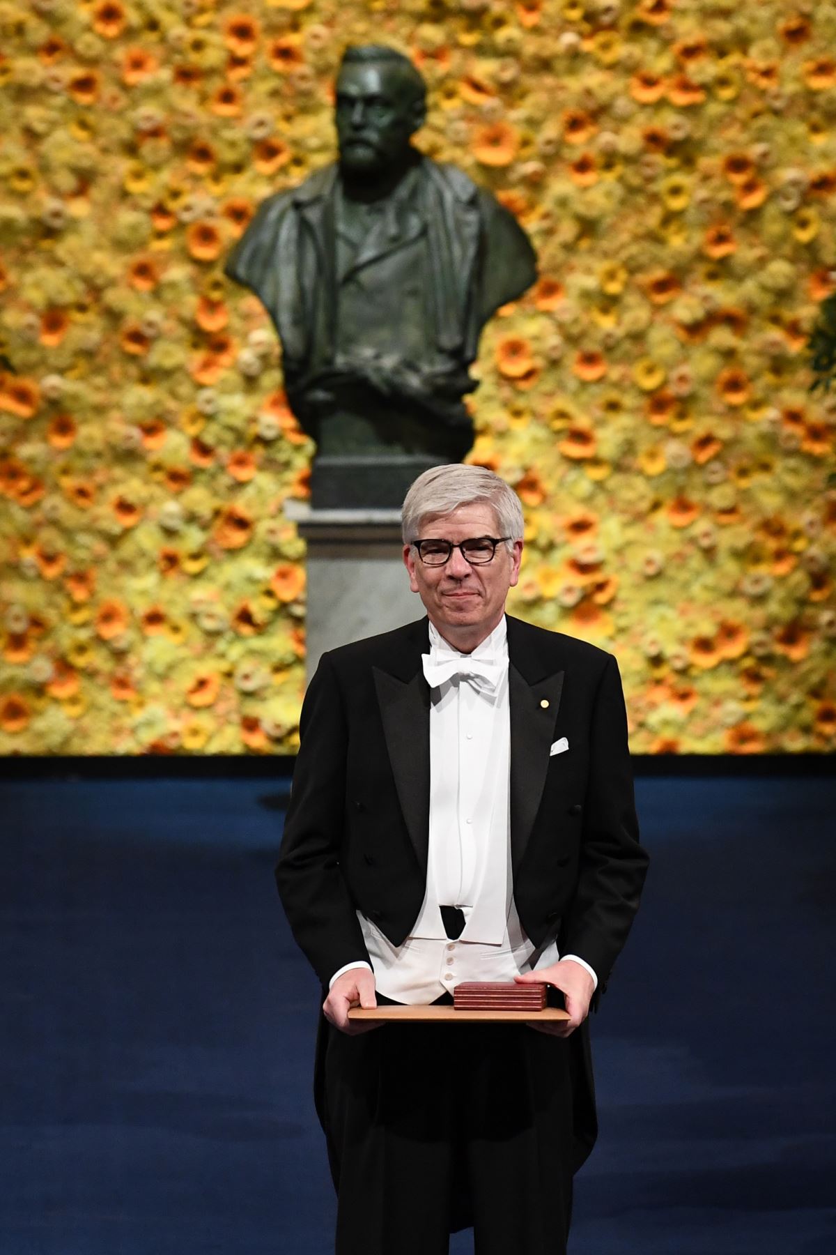 El economista estadounidense y co-laureado del Premio Nobel de Ciencias Económicas 2018, Paul Romer posa con su Premio Nobel durante la ceremonia de entrega de premios 2018 el 10 de diciembre de 2018 en la Sala de Conciertos de Estocolmo, Suecia.  AFP
