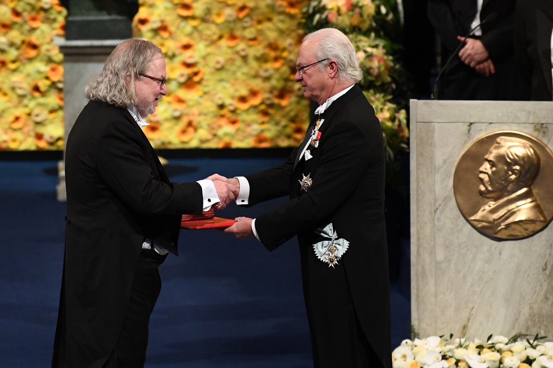 El inmunólogo y co-laureado estadounidense del Premio Nobel de Fisiología o Medicina 2018, James Allison, recibe su Premio Nobel del Rey Carl XVI Gustaf de Suecia (R) durante la ceremonia de entrega de premios 2018 el 10 de diciembre de 2018 en la Sala de Conciertos de Estocolmo, Suecia. AFP