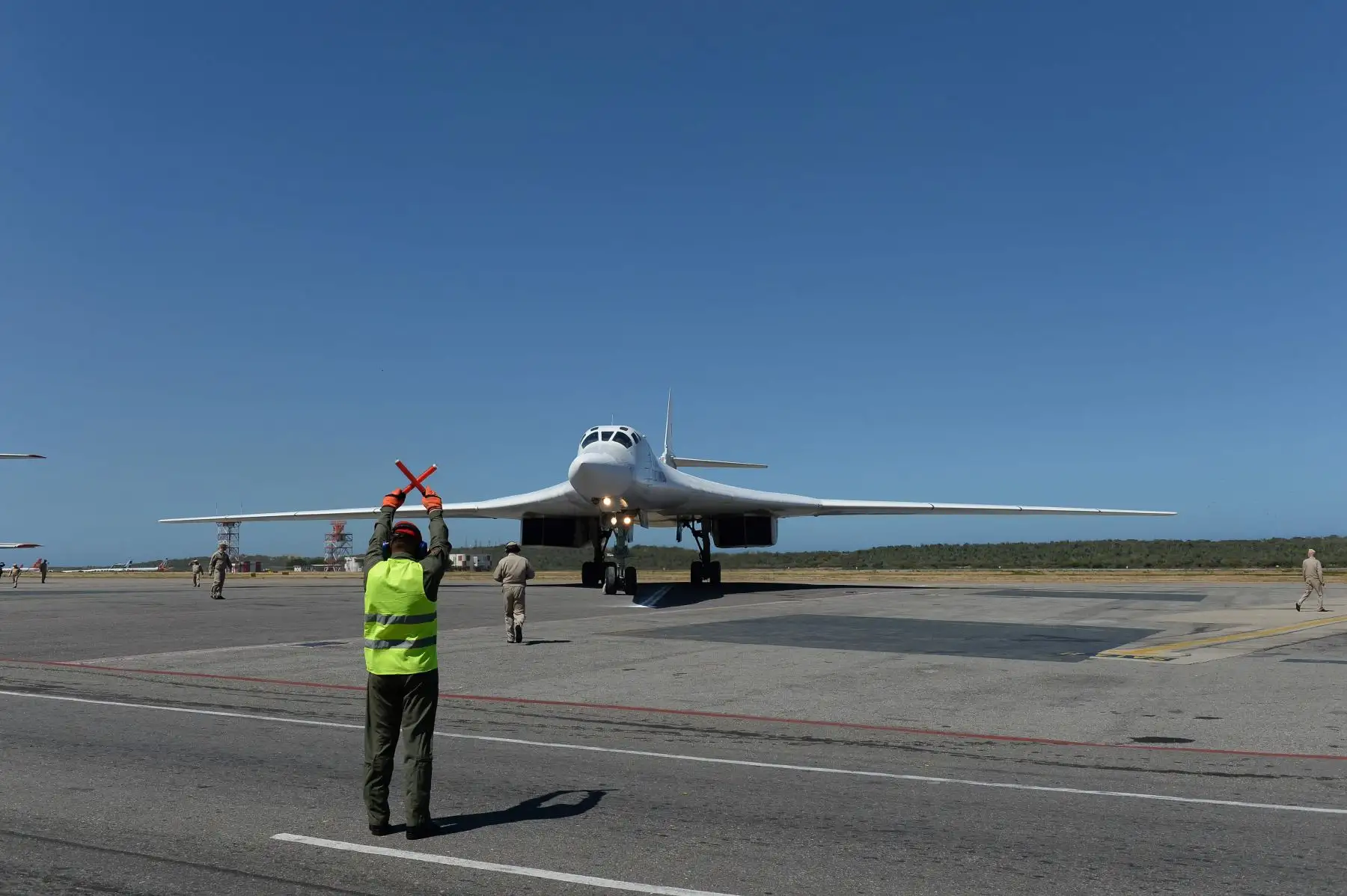 Avión de bombardero supersónico pesado de largo alcance Tupolev Tu-160 ruso  en el Aeropuerto Internacional de Maiquetia, Caracas Foto: AFP