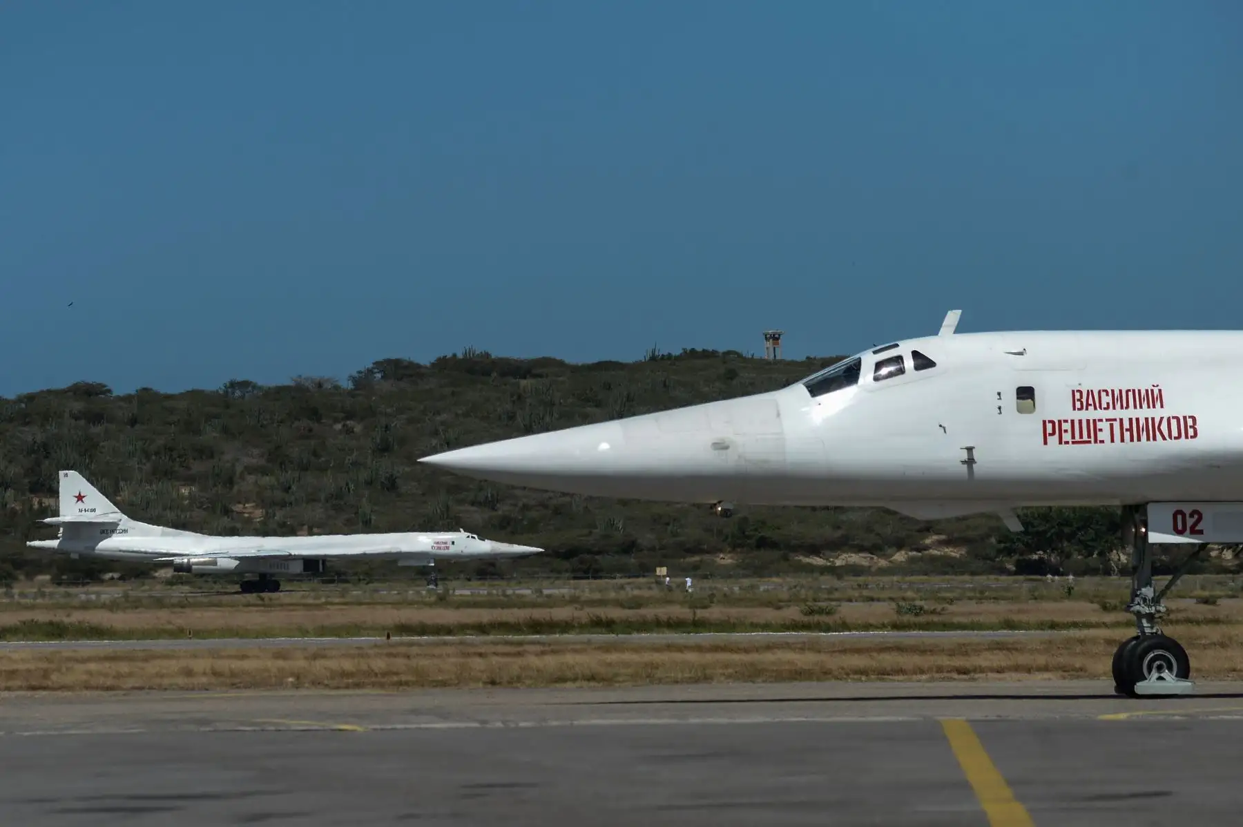 Aviones de bombarderos supersónicos pesados estratégicos Tupolev Tu-160 de Rusia aterrizan en el Aeropuerto Internacional de Maiquetia, Caracas Foto: AFP