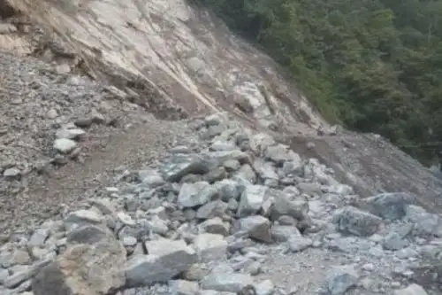 La emergencia ocurrió esta madrugada y según el reporte preliminar se afectó 30 metros de carretera.ANDINA/Difusión