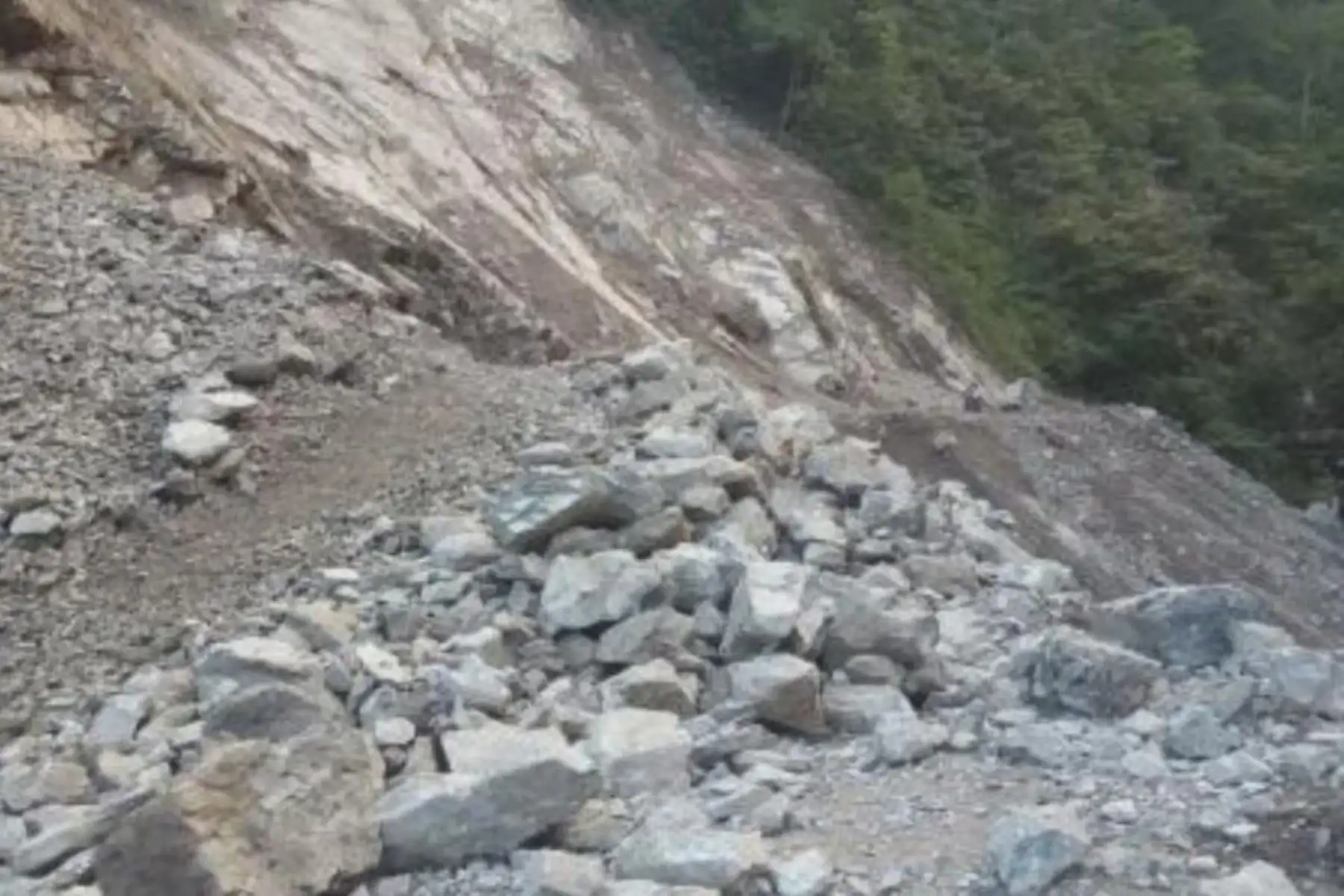 La emergencia ocurrió esta madrugada y según el reporte preliminar se afectó 30 metros de carretera.ANDINA/Difusión