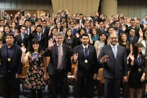 Becarios participaron en ceremonia junto a ministro de Educación. Foto: Pronabec y titular de Pronabec