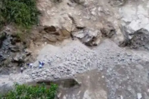 La tarde de ayer se registró un derrumbe sobre el kilómetro 95 del tramo Pozuzo–Huancabamba, región Pasco.