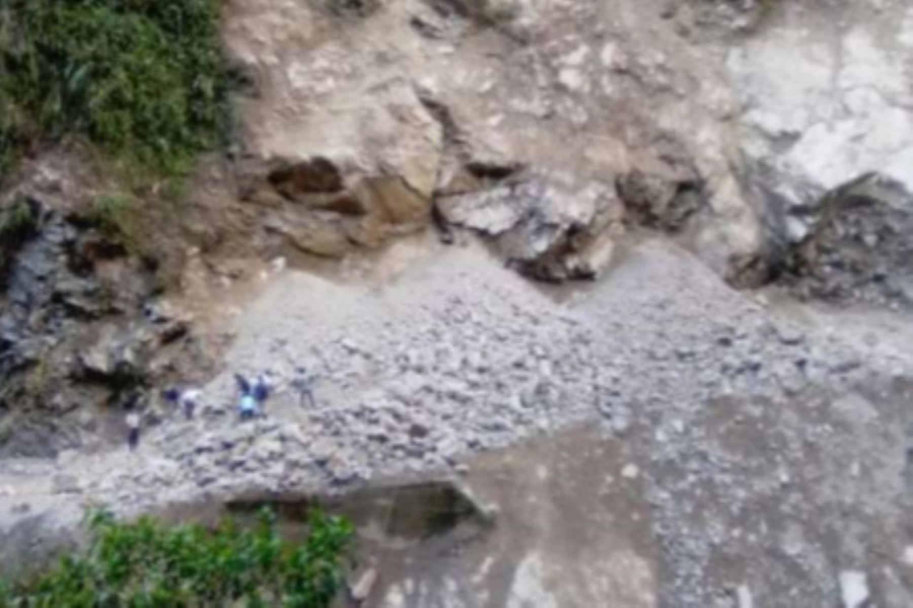 Un derrumbe bloqueó el kilómetro 95 del tramo Pozuzo-Huancabamba, región Pasco, la tarde del domingo último. ANDINA/Difusión