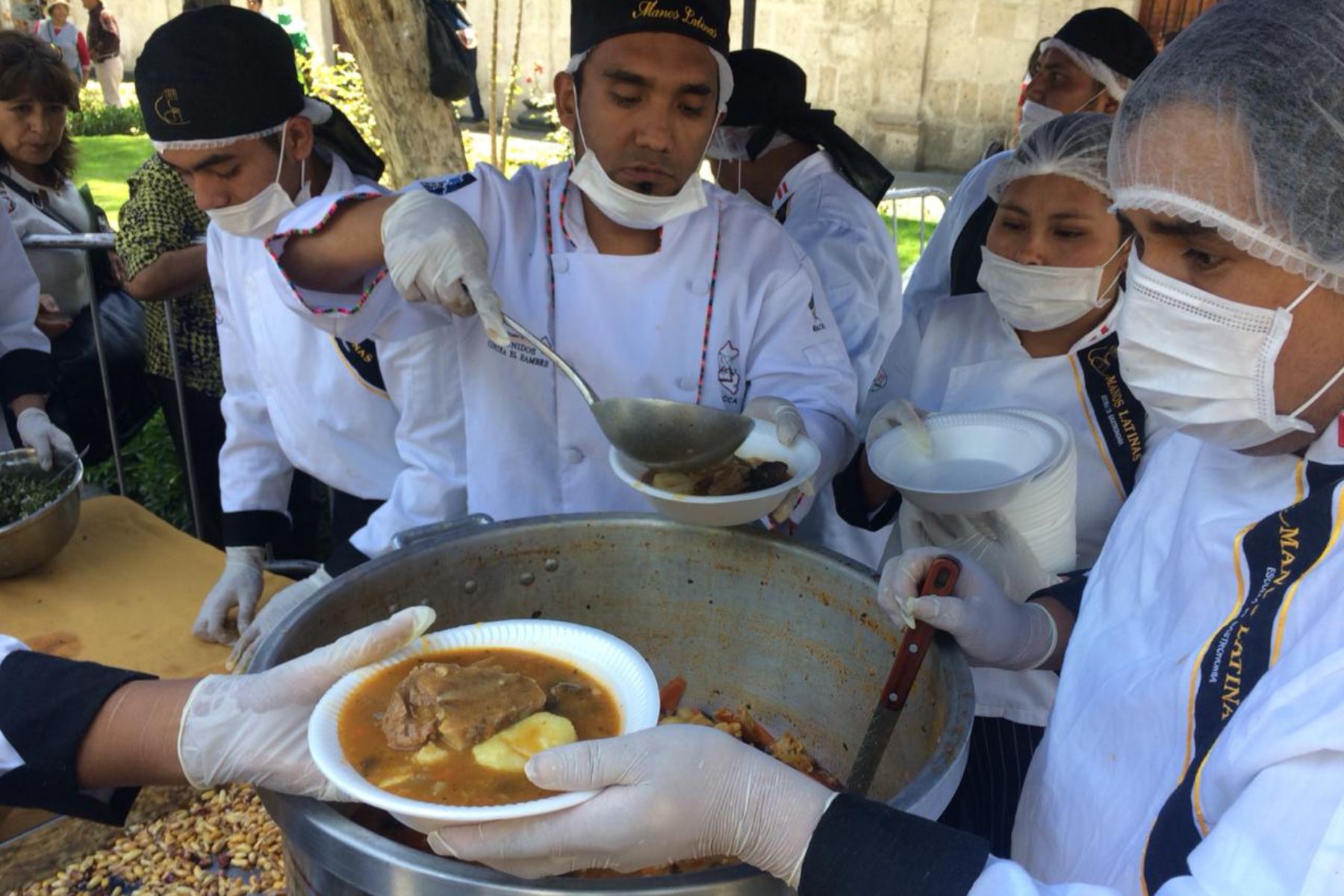 Más de 1,000 platos de chaque, tradicional plato arequipeño, se distribuyeron hoy entre los pobladores que llegaron a la plaza San Francisco.