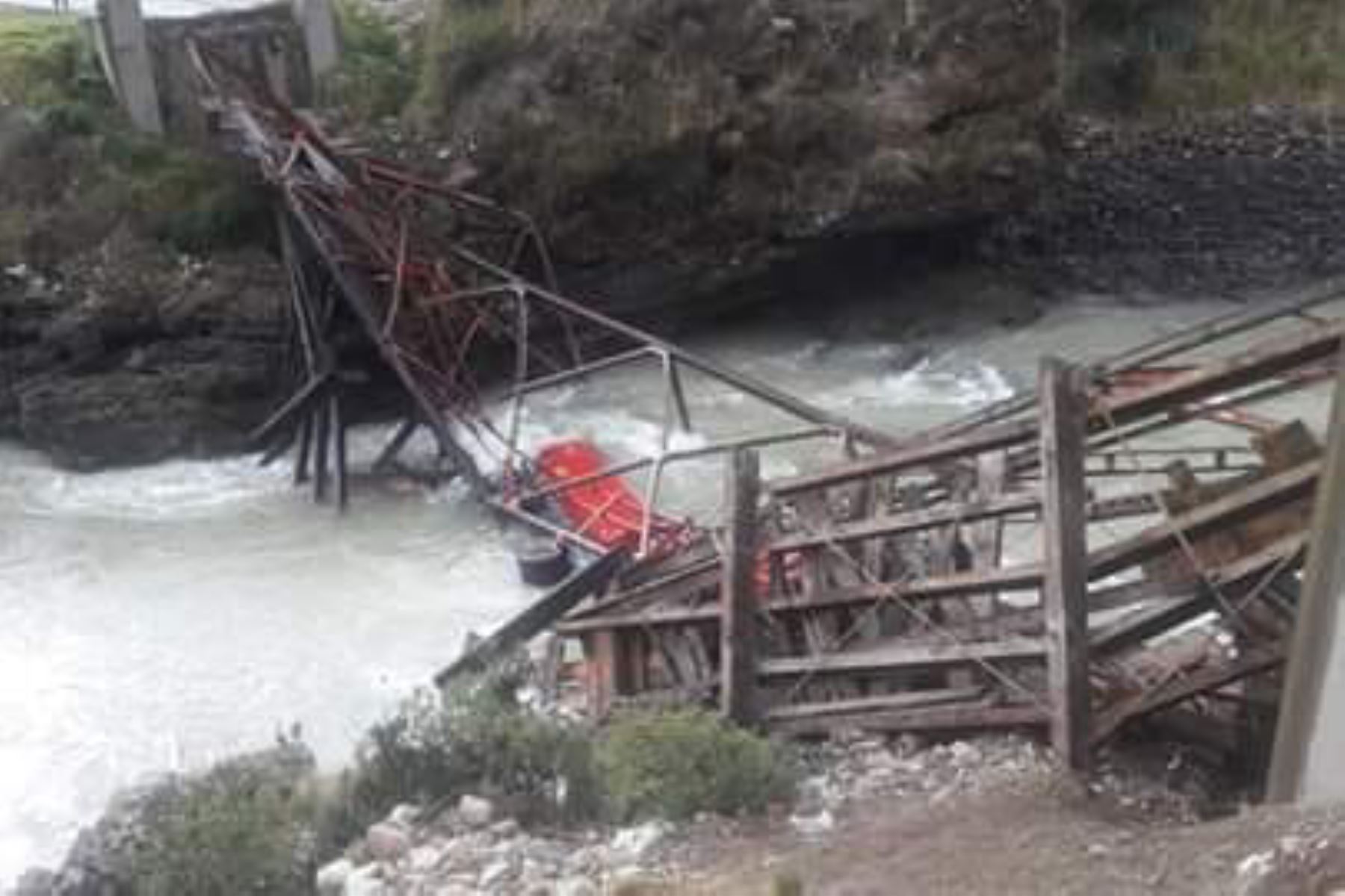 Un tráiler cargado de sílice provocó esta tarde el desplome de un puente bailey, que cruza el río Mantaro, en Jauja.