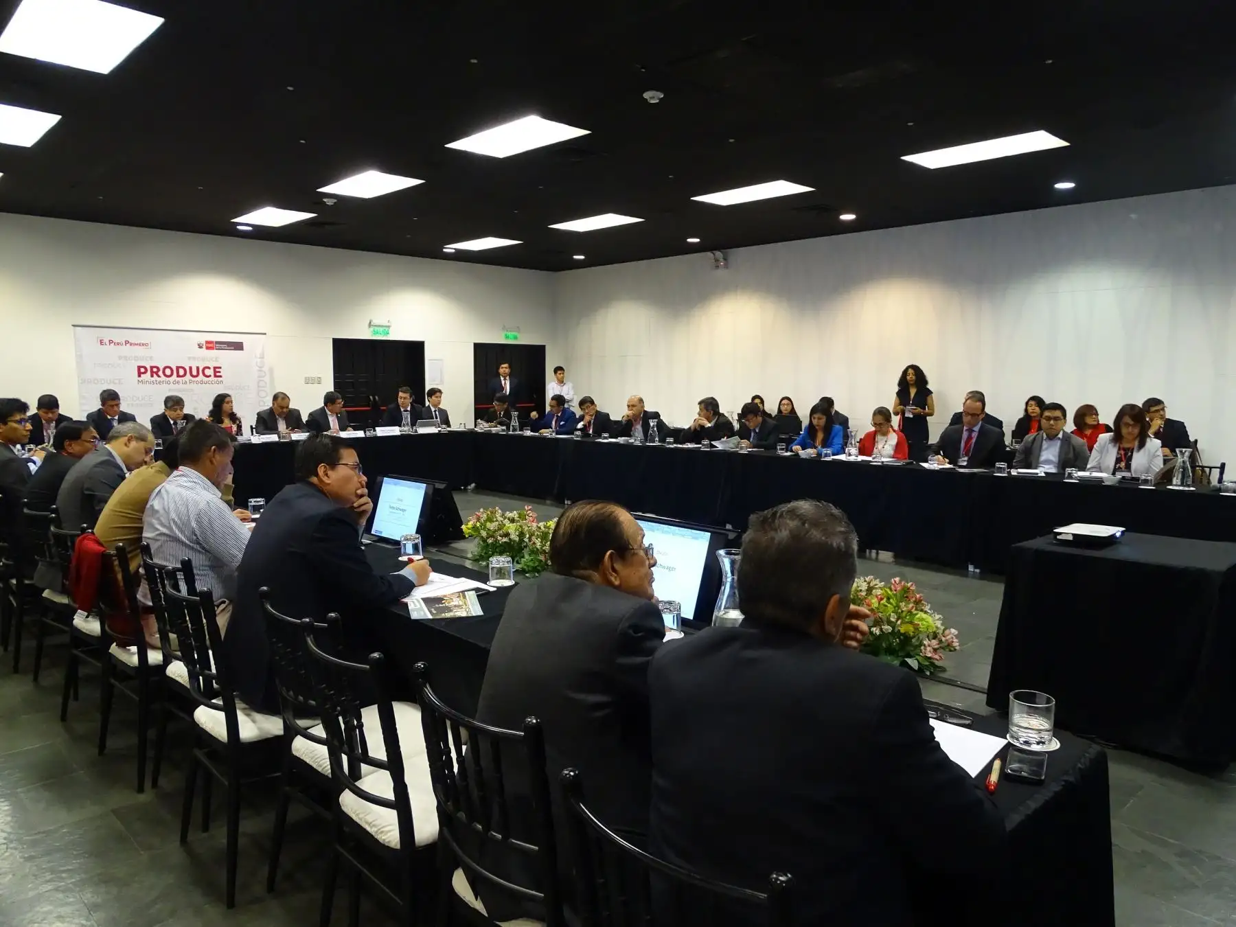Reunión sobre estrategia nacional de parques industriales.