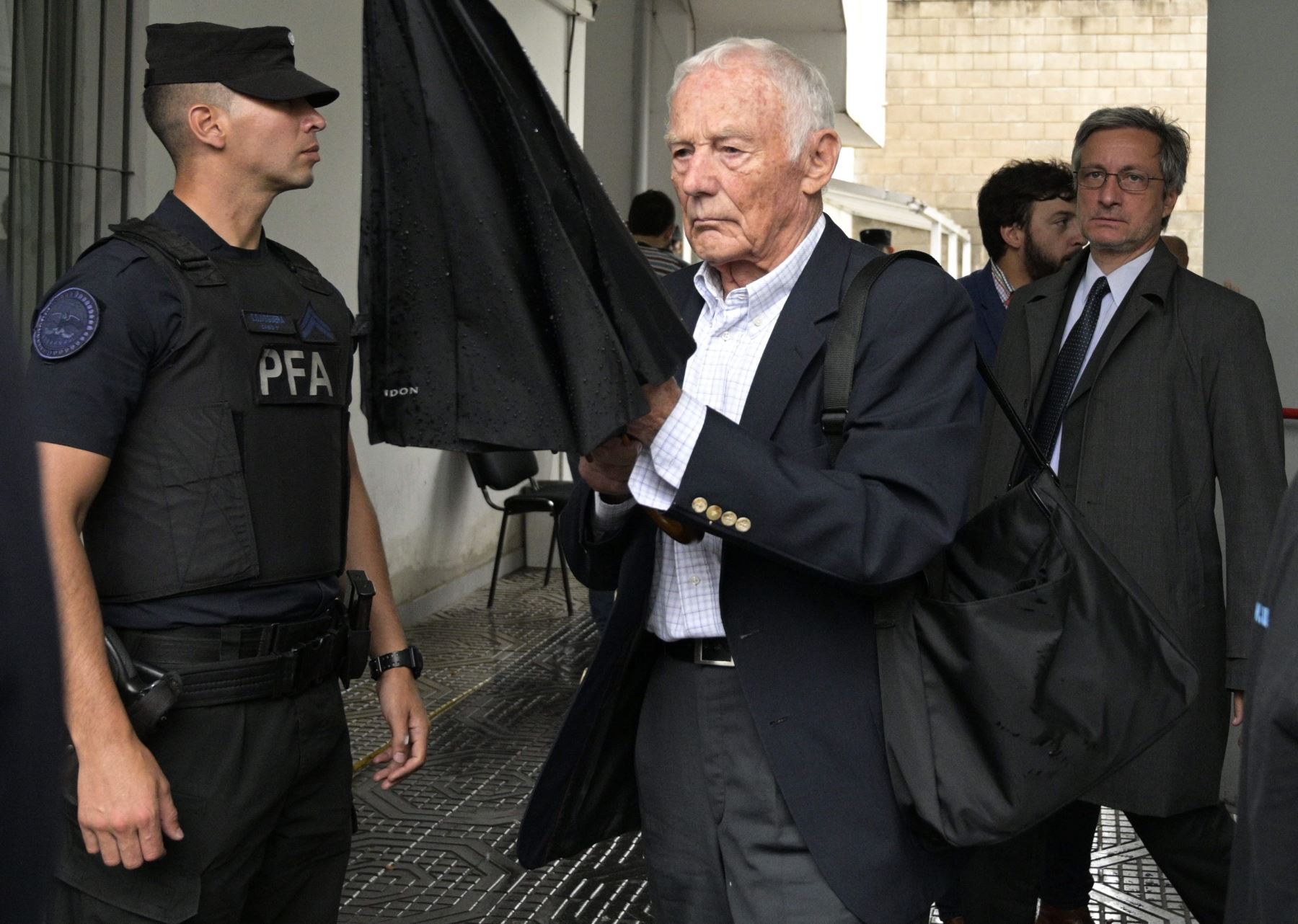 El ex ejecutivo de Ford, Pedro Muller abandona la corte en San Martín, Buenos Aires Foto: AFP