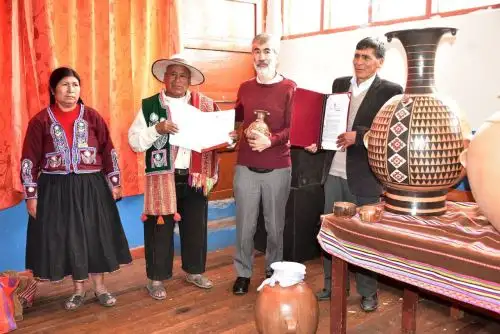 El titular de la Dirección Desconcentrada de Cultura  del Cusco, Luis Nieto Degregori, entregó la resolución que declara Patrimonio Cultural de la Nación los conocimientos, saberes y prácticas asociados a la producción de cerámica de Raqchi en el distrito de San Pedro.
