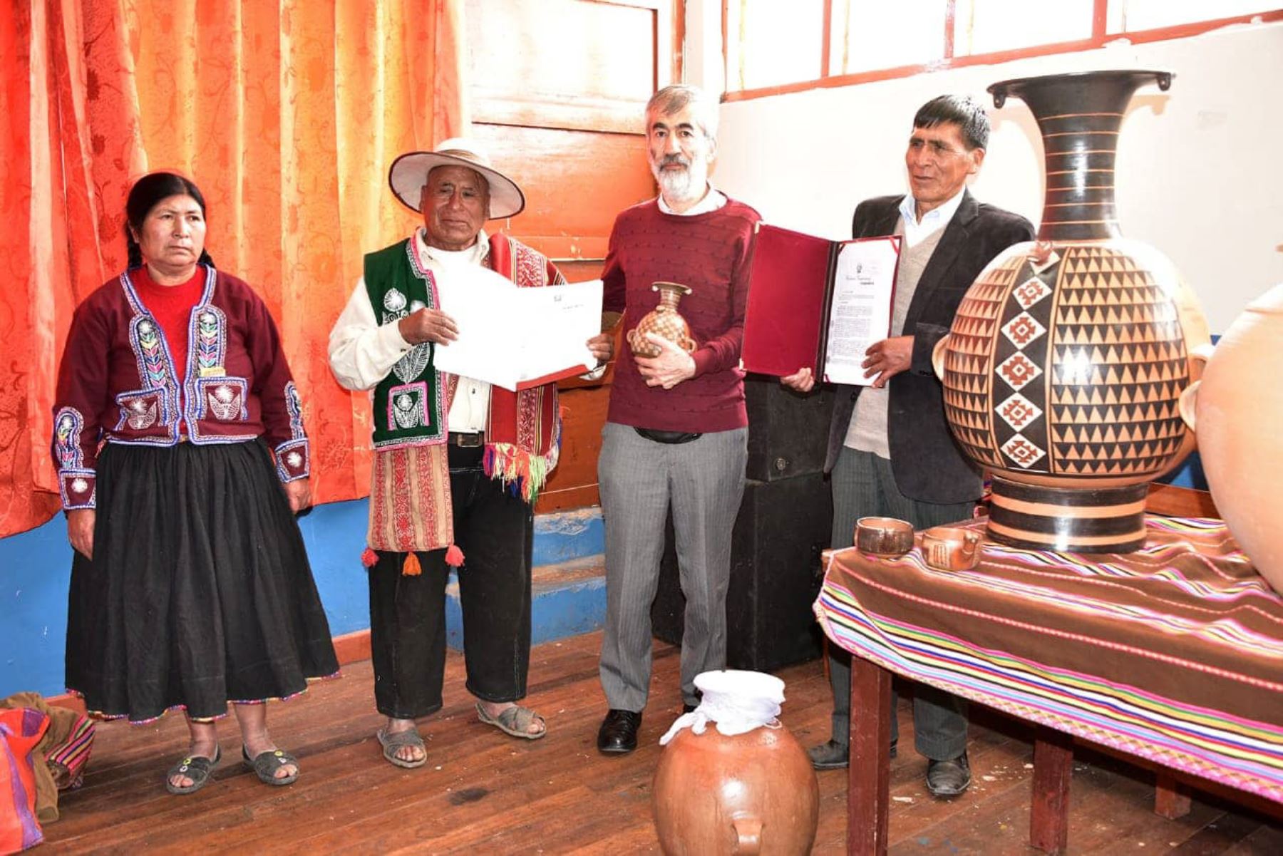 El titular de la Dirección Desconcentrada de Cultura  del Cusco, Luis Nieto Degregori, entregó la resolución que declara Patrimonio Cultural de la Nación los conocimientos, saberes y prácticas asociados a la producción de cerámica de Raqchi en el distrito de San Pedro.