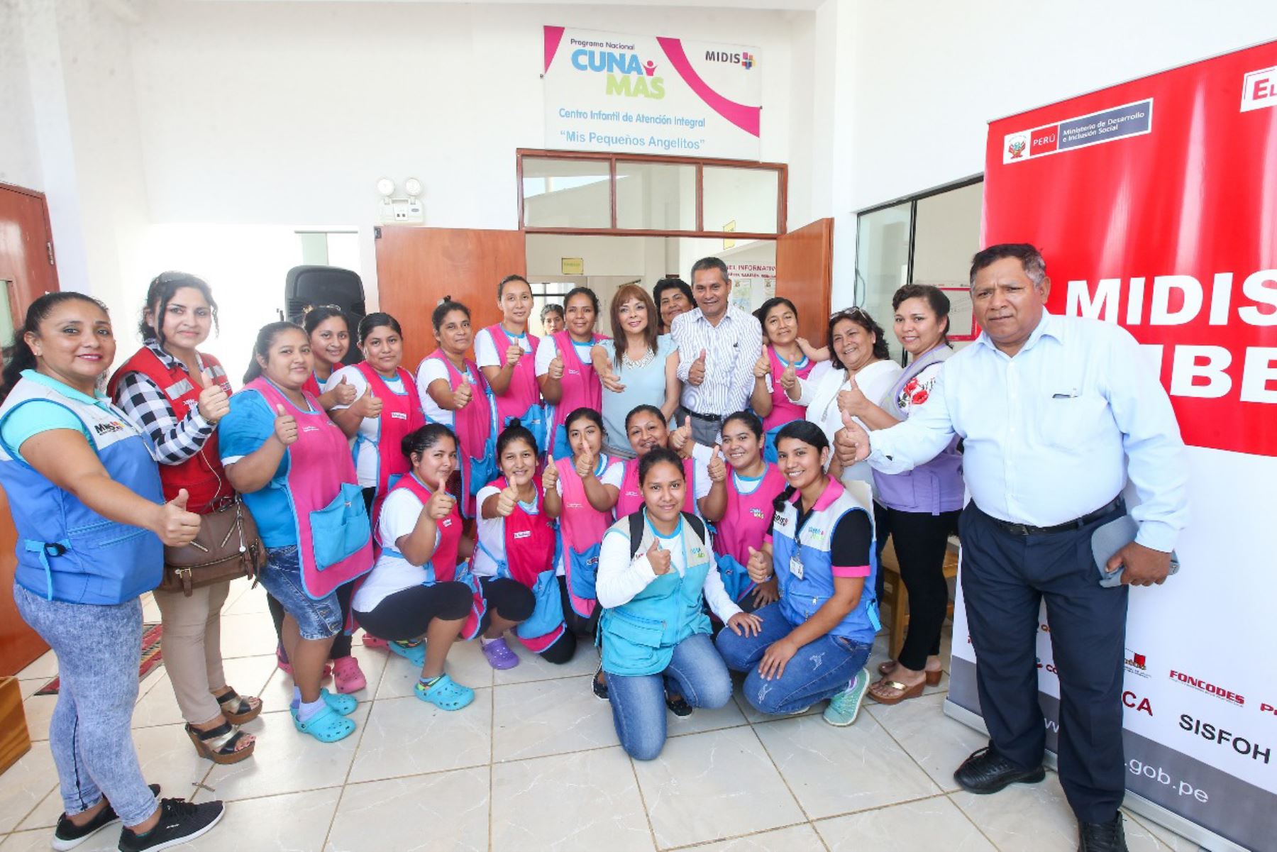 La ministra de Desarrollo e Inclusión Social, Liliana La Rosa, compartió con madres cuidadoras y facilitadoras de Cuna Más de Tumbes.
