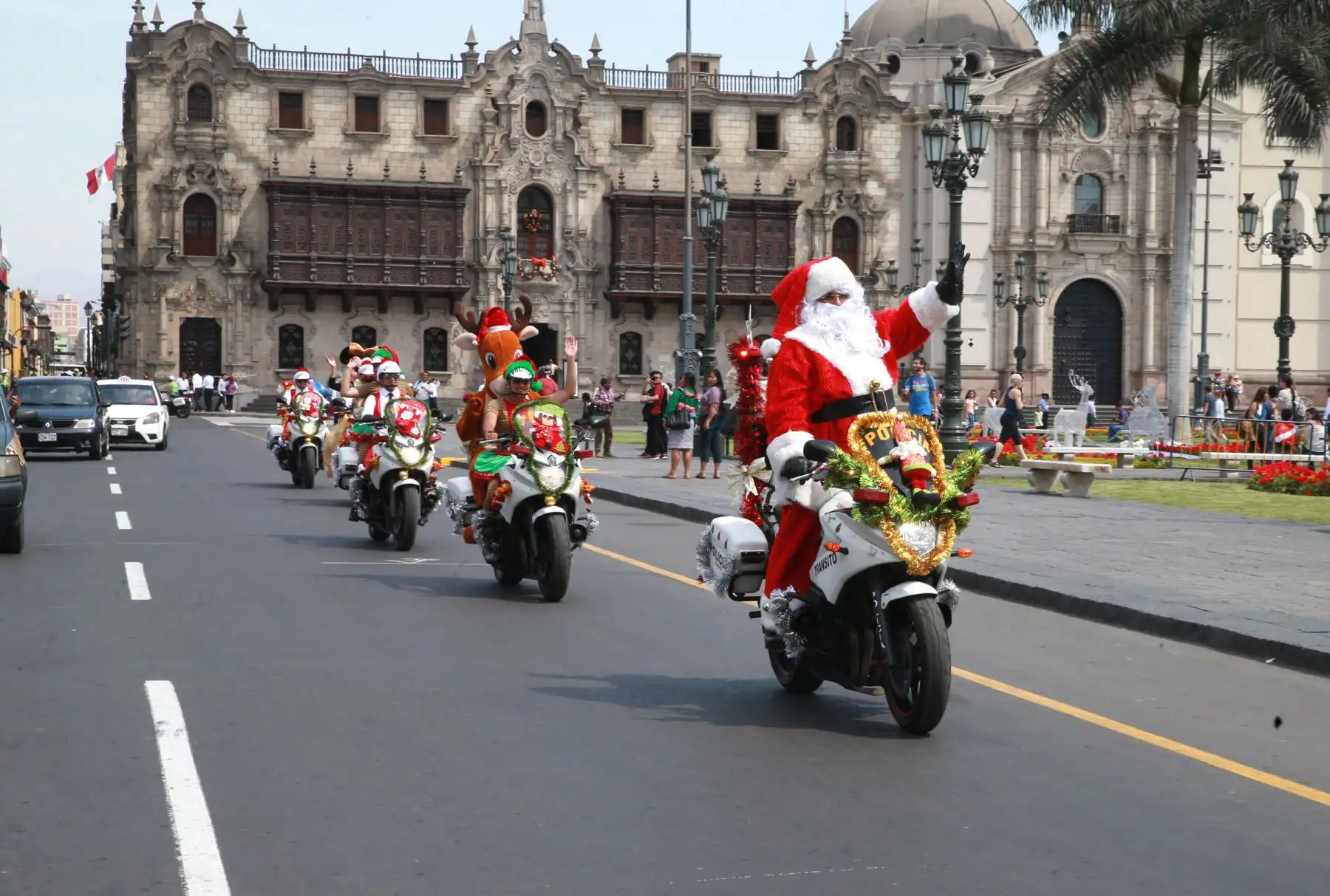El Papá Noel de la Policía Nacional, se pasea por las calles de Lima llevando el mensaje de amor y paz de la Navidad y, a su vez, recomendaciones de seguridad vial para los conductores con los que se cruza. Foto: ANDINA/Norman Córdova