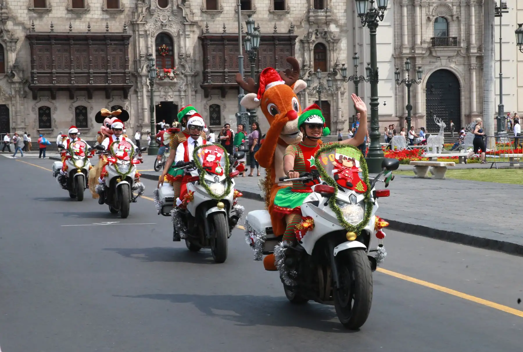 El Papá Noel de la Policía Nacional, se pasea por las calles de Lima llevando el mensaje de amor y paz de la Navidad y, a su vez, recomendaciones de seguridad vial para los conductores con los que se cruza. Foto: ANDINA/Norman Córdova