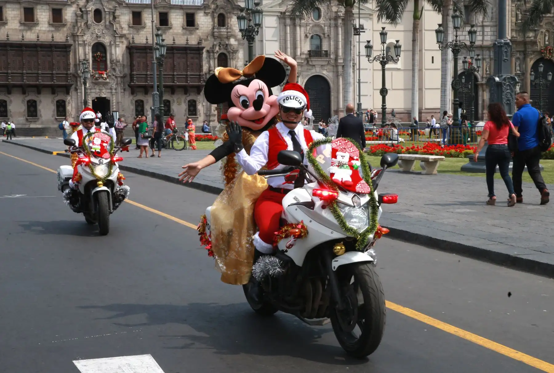 El Papá Noel de la Policía Nacional, se pasea por las calles de Lima llevando el mensaje de amor y paz de la Navidad y, a su vez, recomendaciones de seguridad vial para los conductores con los que se cruza. Foto: ANDINA/Norman Córdova