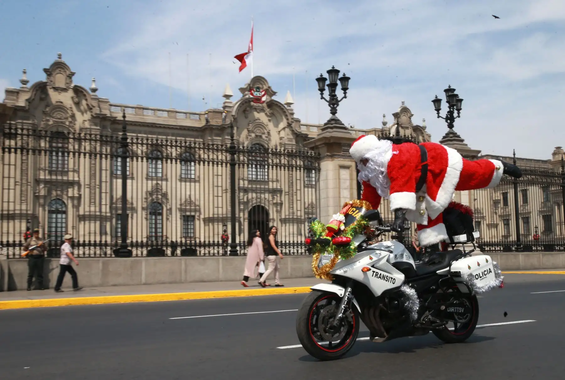 El Papá Noel de la Policía Nacional, se pasea por las calles de Lima llevando el mensaje de amor y paz de la Navidad y, a su vez, recomendaciones de seguridad vial para los conductores con los que se cruza. Foto: ANDINA/Norman Córdova