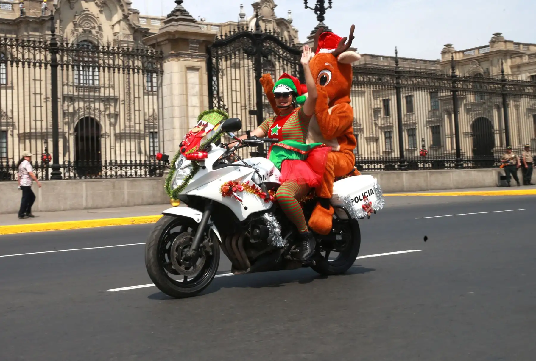 El Papá Noel de la Policía Nacional, se pasea por las calles de Lima llevando el mensaje de amor y paz de la Navidad y, a su vez, recomendaciones de seguridad vial para los conductores con los que se cruza. Foto: ANDINA/Norman Córdova