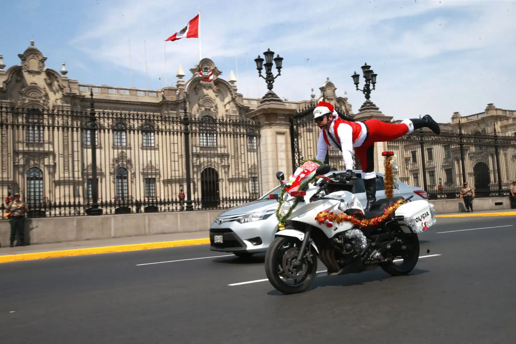 El Papá Noel de la Policía Nacional, se pasea por las calles de Lima llevando el mensaje de amor y paz de la Navidad y, a su vez, recomendaciones de seguridad vial para los conductores con los que se cruza. Foto: ANDINA/Norman Córdova