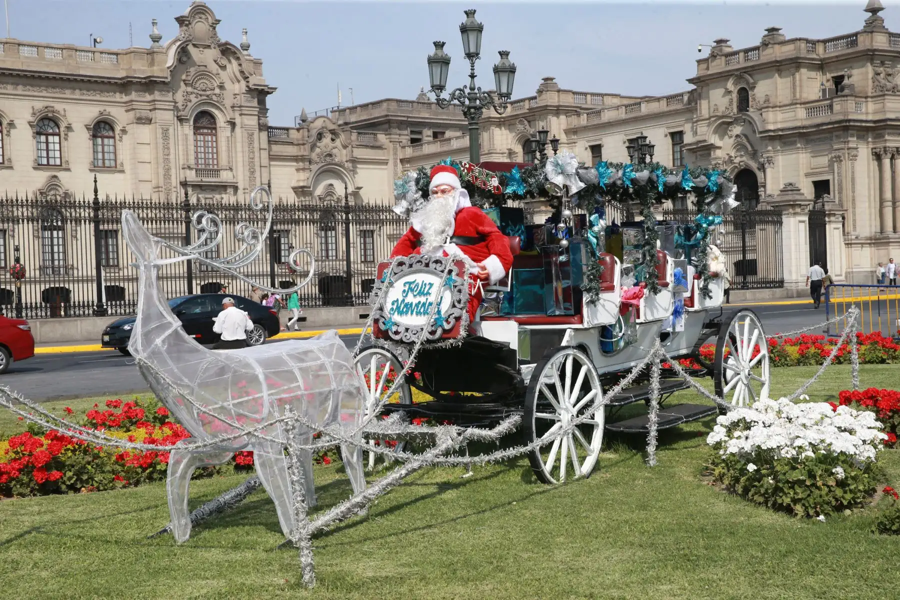 El Papá Noel de la Policía Nacional, se pasea por las calles de Lima llevando el mensaje de amor y paz de la Navidad y, a su vez, recomendaciones de seguridad vial para los conductores con los que se cruza. Foto: ANDINA/Norman Córdova