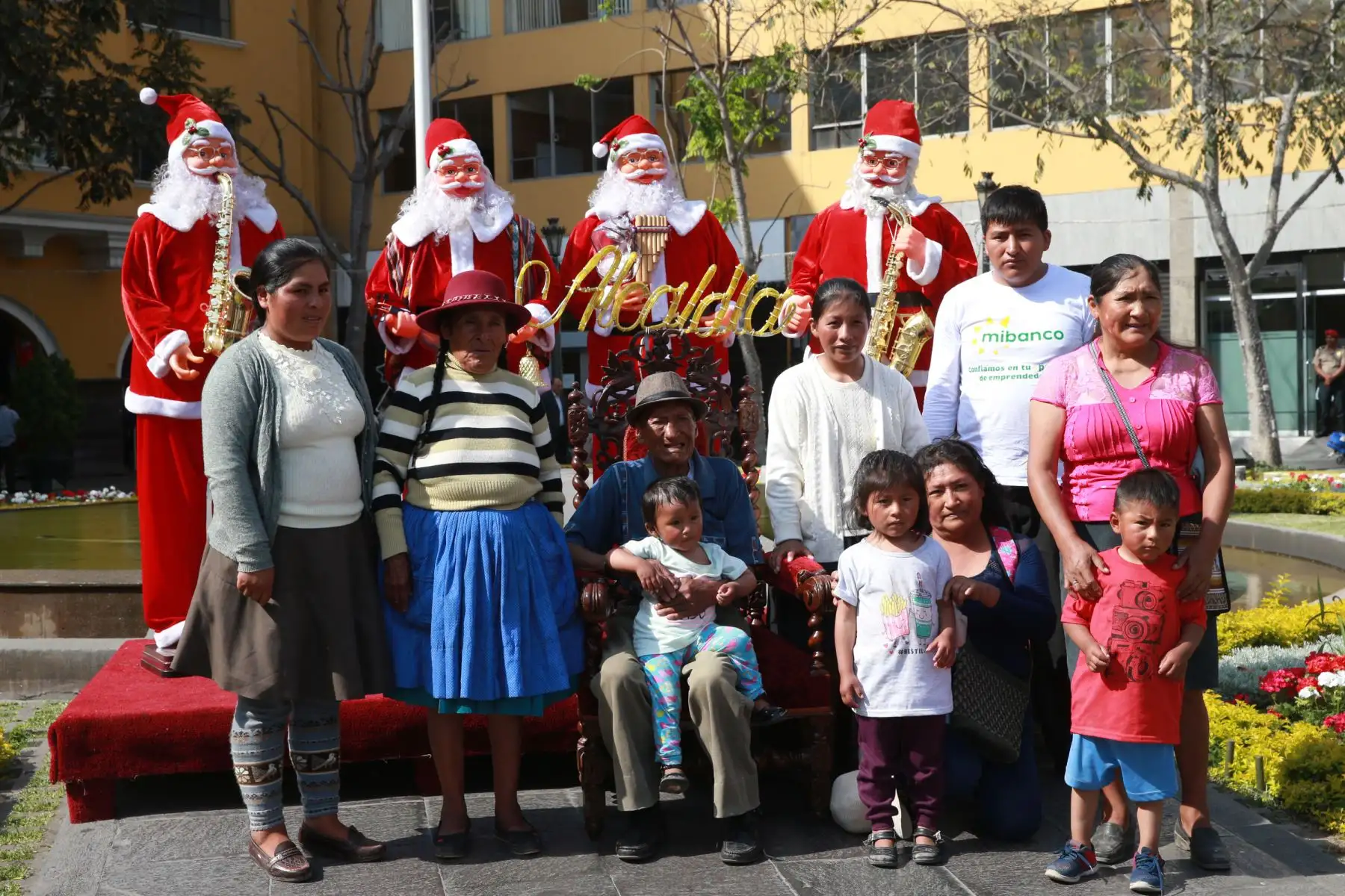 El Papá Noel de la Policía Nacional, se pasea por las calles de Lima llevando el mensaje de amor y paz de la Navidad y, a su vez, recomendaciones de seguridad vial para los conductores con los que se cruza. Foto: ANDINA/Norman Córdova