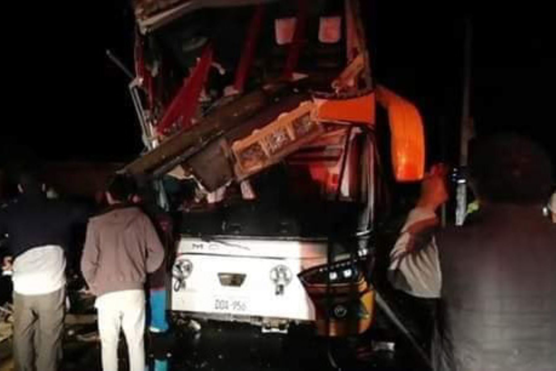 Un muerto y 14 heridos deja choque de bus y camión en la carretera Central, a la altura de Jauja. Foto: Huancayo Noticias/Facebook