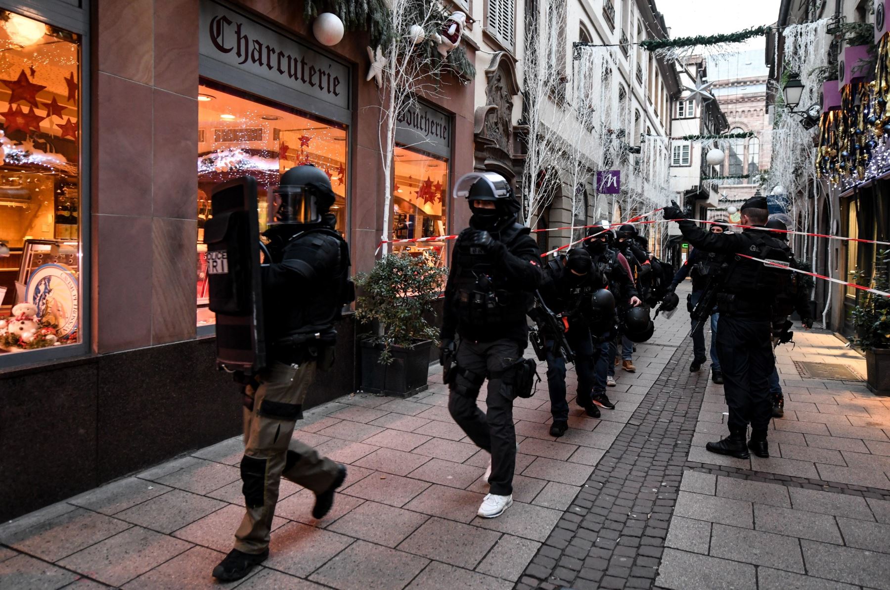 Efectivos de la Brigada de Búsqueda e Intervención de la policía gala participan en la búsqueda del sospechoso tras el atentado de ayer en un mercadillo de Navidad en Estrasburgo (Francia) hoy, 12 de diciembre de 2018. EFE