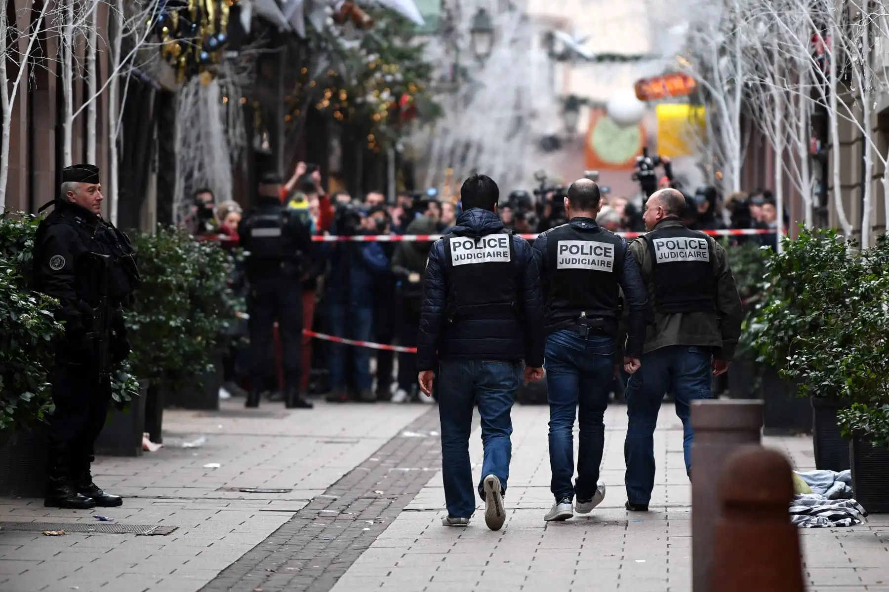 Miembros de la Policía Judicial inspeccionan el lugar donde se produjo un ataque en Estrasburgo (Francia) hoy, 12 de diciembre de 2018. Dos personas han muerto y otras catorce han resultado heridas, nueve de ellas graves, por el tiroteo registrado en el centro de Estrasburgo, que la FiscalÌa investiga como un posible atentado terrorista. EFE