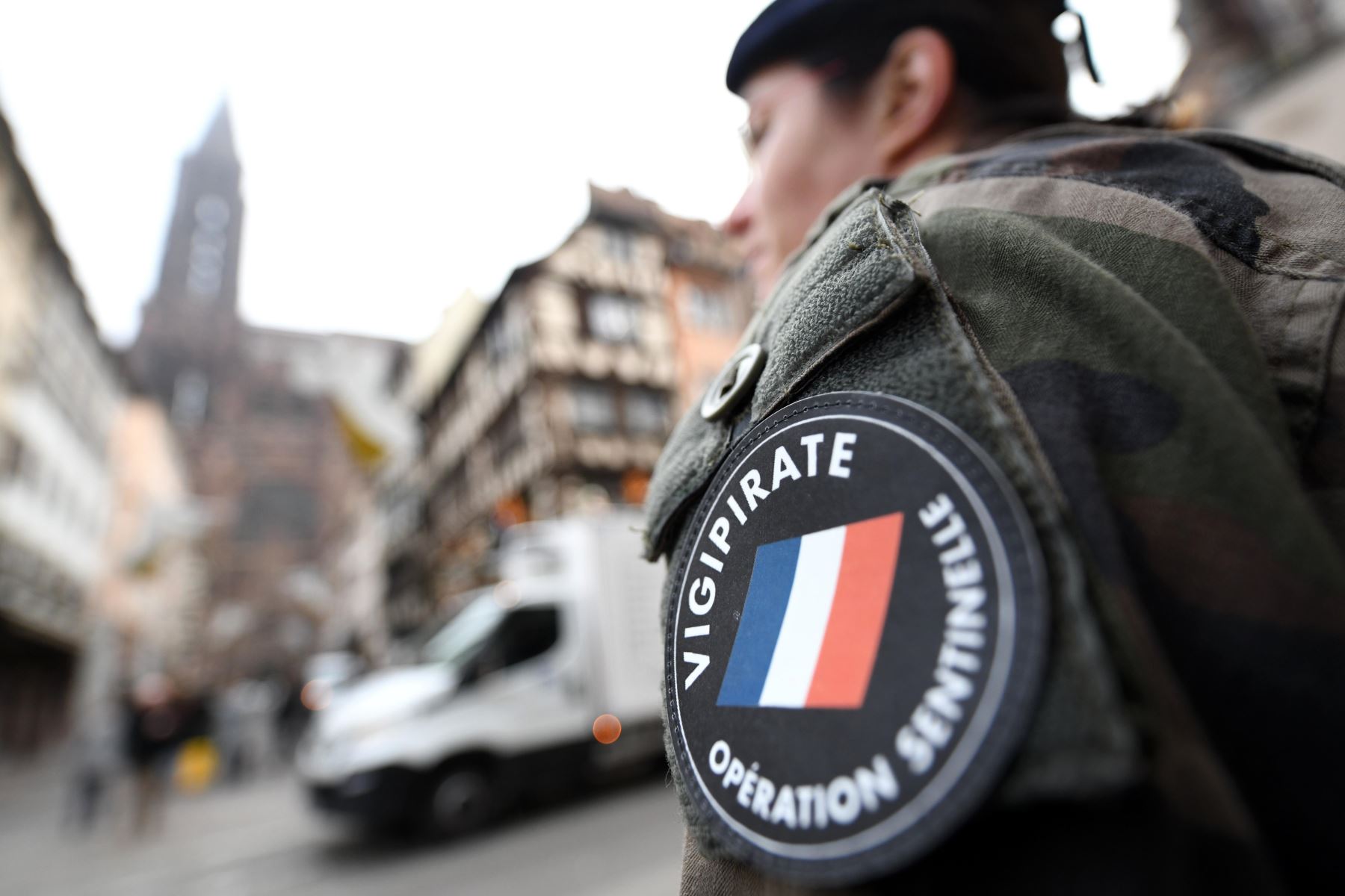 Un soldado de la Operación Centinela monta guardia en el lugar donde se produjo un ataque en Estrasburgo (Francia) hoy, 12 de diciembre de 2018. Dos personas han muerto y otras catorce han resultado heridas, nueve de ellas graves, por el tiroteo registrado en el centro de Estrasburgo, que la FiscalÌa investiga como un posible atentado terrorista. EFE