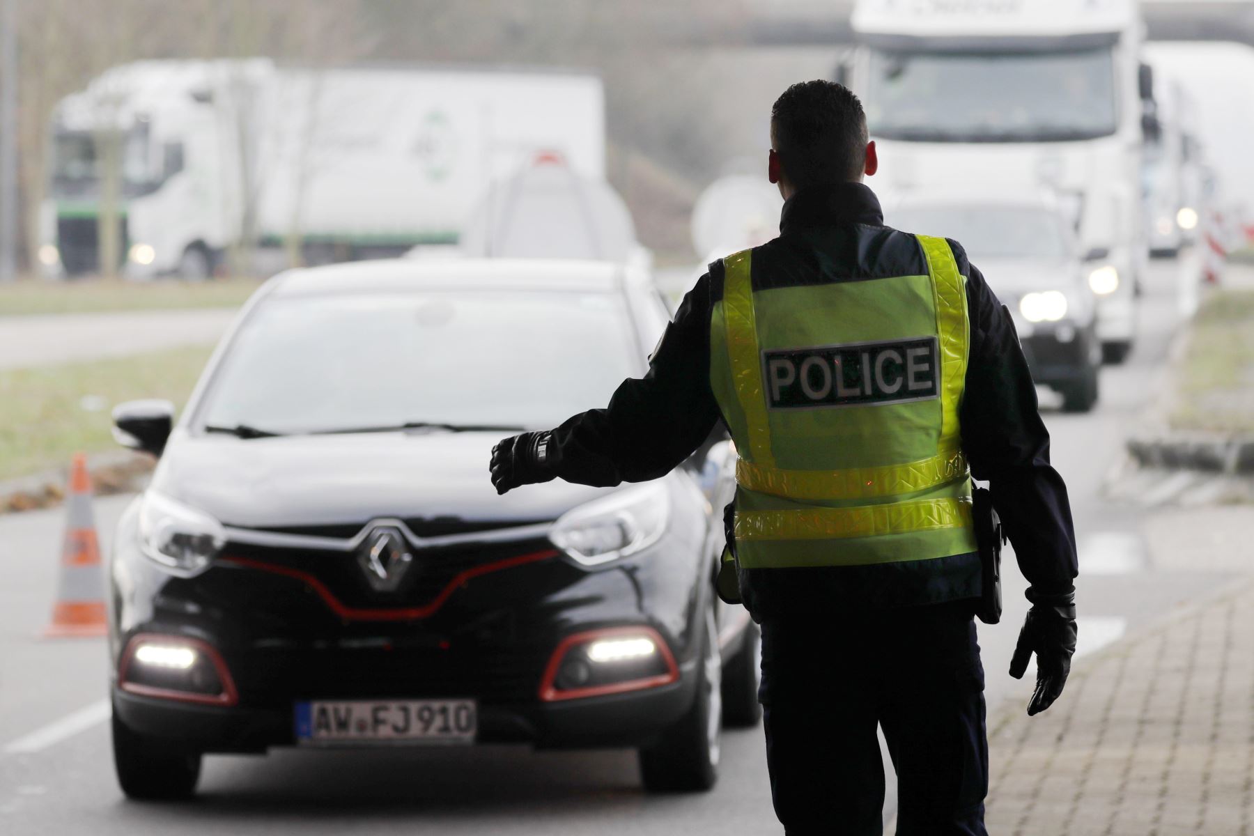 Un policía monta guardia en un control fronterizo en Lauterbourg (Francia) hoy, 12 de diciembre de 2018, tras el ataque ayer en Estrasburgo. El Gobierno francés volvió a rectificar en un comunicado y, pocos minutos después de haber reducido a dos el n˙mero de víctimas mortales por el atentado de anoche en Estrasburgo, aseguró que son tres y 13 heridos, de ellos ocho graves. Más de 350 policías y gendarmes, apoyados por las brigadas de intervención de las fuerzas de seguridad y por militares. EFE