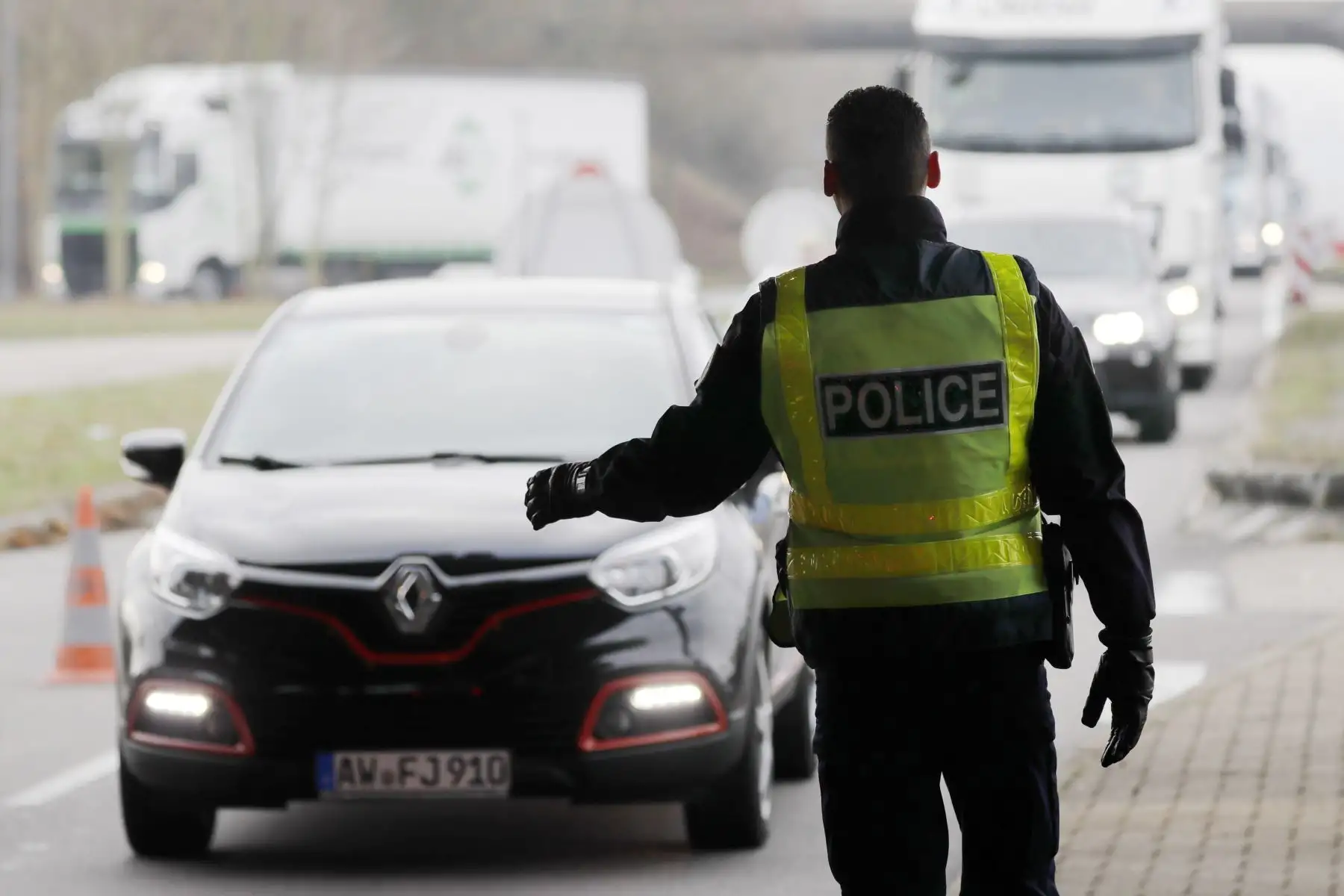 Un policía monta guardia en un control fronterizo en Lauterbourg (Francia) hoy, 12 de diciembre de 2018, tras el ataque ayer en Estrasburgo. El Gobierno francés volvió a rectificar en un comunicado y, pocos minutos después de haber reducido a dos el n˙mero de víctimas mortales por el atentado de anoche en Estrasburgo, aseguró que son tres y 13 heridos, de ellos ocho graves. Más de 350 policías y gendarmes, apoyados por las brigadas de intervención de las fuerzas de seguridad y por militares. EFE