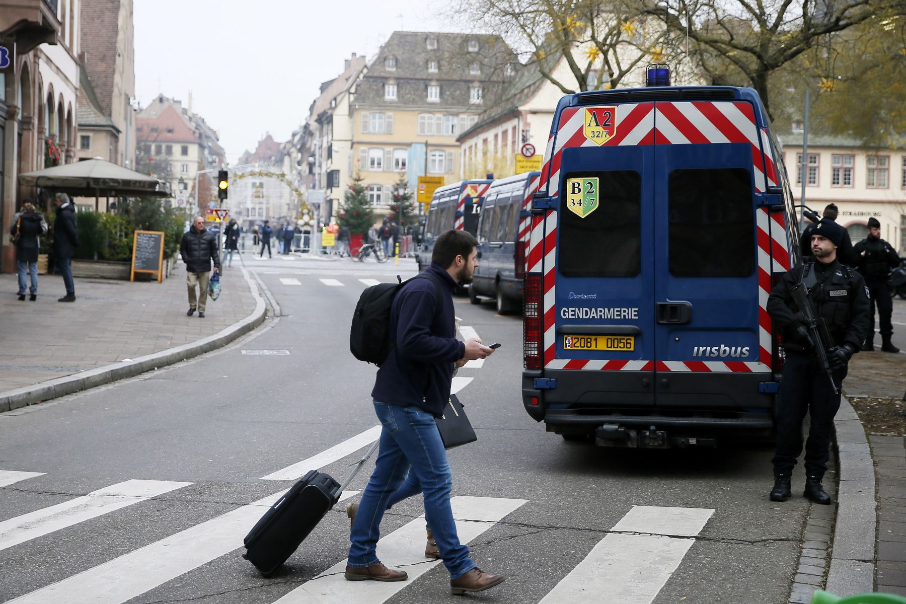 Un gendarme monta guardia cerca del lugar donde se produjo un ataque en Estrasburgo (Francia) hoy, 12 de diciembre de 2018. EFE