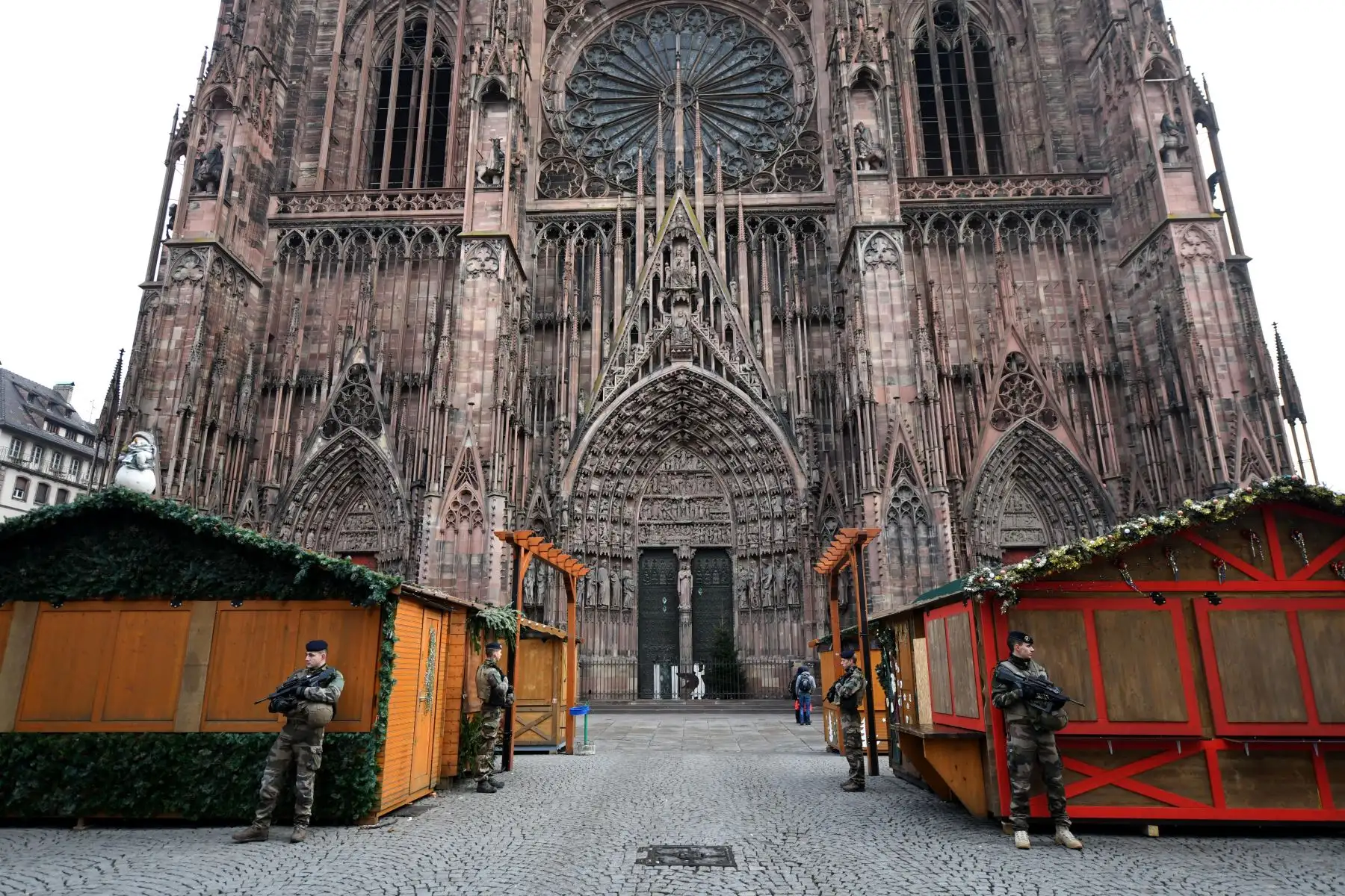 Soldados de la Operación Centinela montan guardia cerca del lugar donde se produjo un ataque en Estrasburgo (Francia) hoy, 12 de diciembre de 2018. El Gobierno francés volvió a rectificar en un comunicado y, pocos minutos después de haber reducido a dos el n˙mero de víctimas mortales por el atentado de anoche en Estrasburgo, aseguró que son tres y 13 heridos, de ellos ocho graves. Mas de 350 policías y gendarmes, apoyados por las brigadas de intervención de las fuerzas de seguridad y por militares. EFE