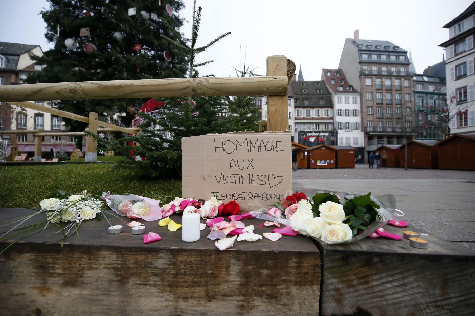 Flores y velas son depositadas hoy, 12 de diciembre de 2018, en el lugar donde falleció una de las víctimas en el atentado en Estrasburgo (Francia). EFE
