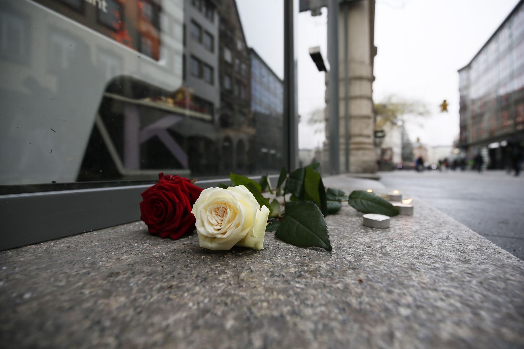 Flores y velas son depositadas hoy, 12 de diciembre de 2018, en el lugar donde falleció una de las víctimas en el atentado en Estrasburgo (Francia). EFE