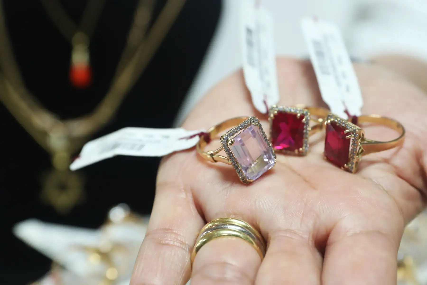 La Caja Metropolitana pone en exposición y venta hermosas y finas joyas de oro. Foto: ANDINA/Melina Mejía