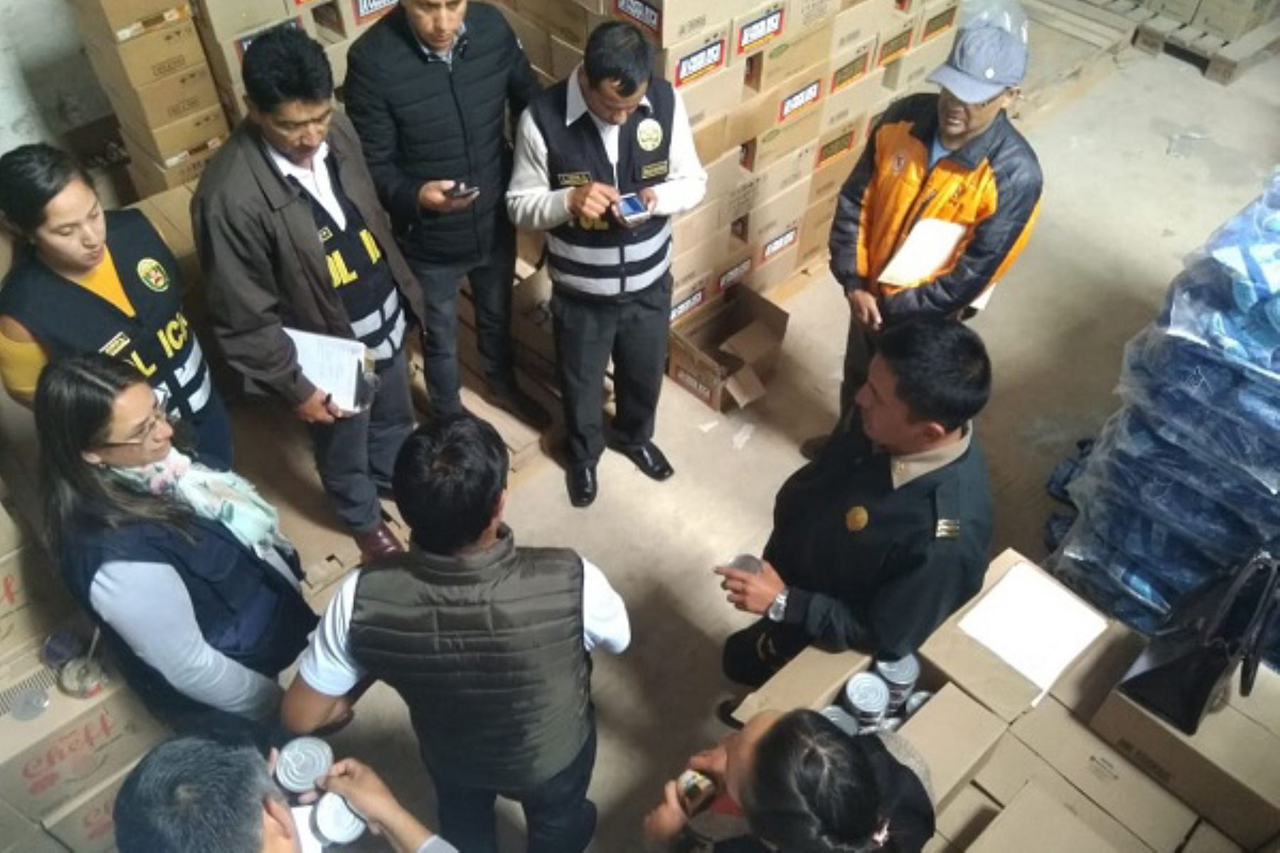Decomisan más de 1,000 cajas de conservas de pescado adulteradas en Cajamarca.